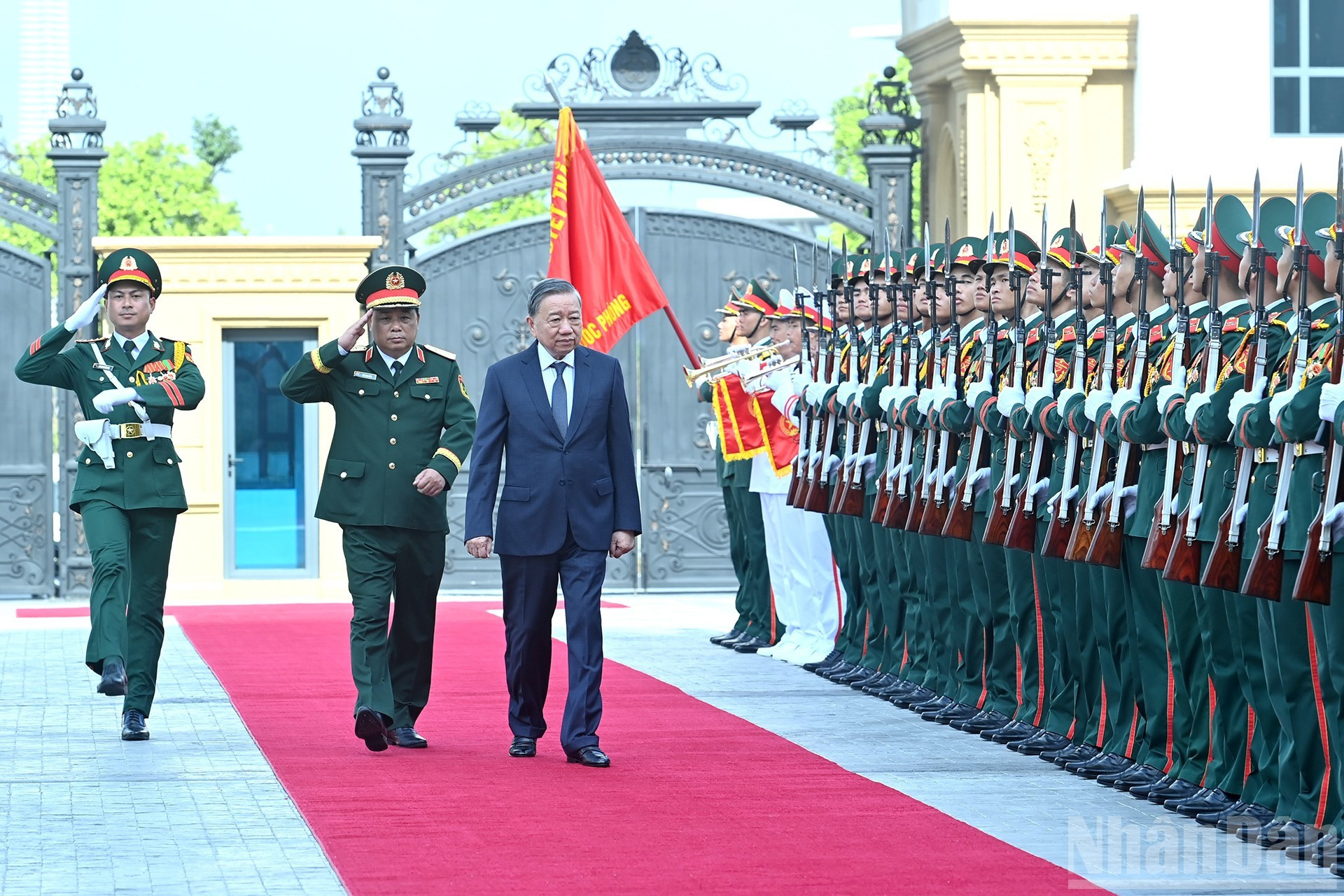 El secretario general del Partido Comunista de Vietnam, To Lam, pasa revista a la Guardia de Honor.