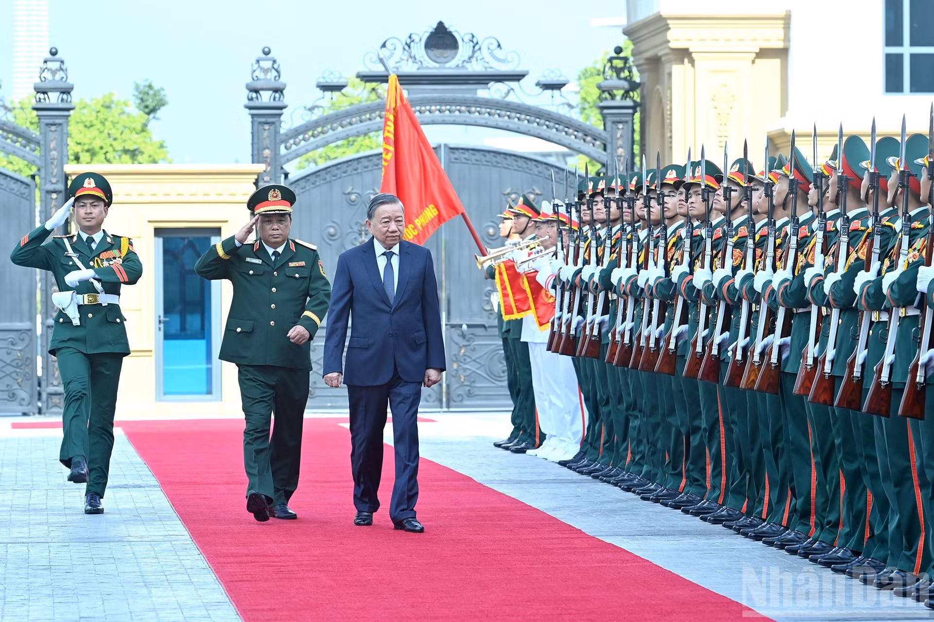 El secretario general del Partido Comunista de Vietnam, To Lam, pasa revista a la Guardia de Honor.