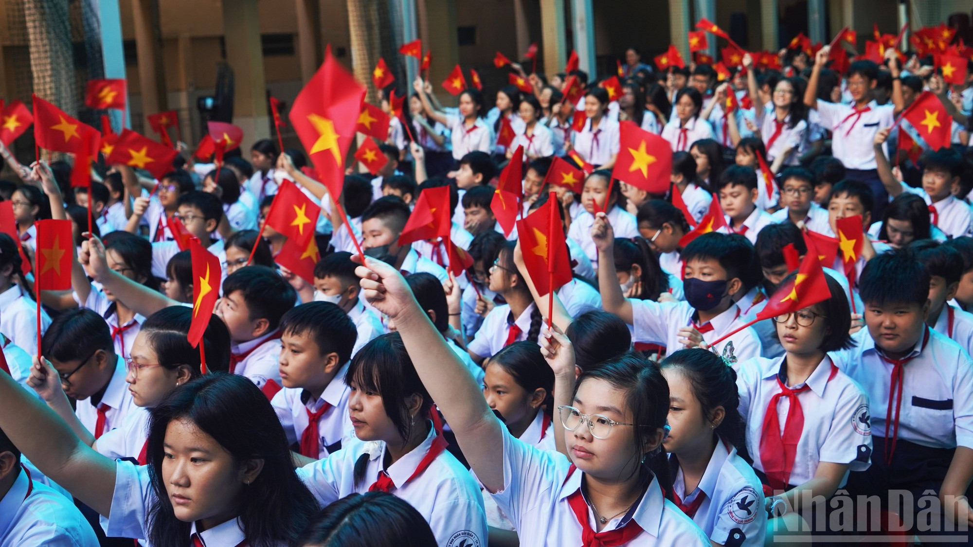 Cientos de estudiantes de la Escuela Secundaria Vo Truong Toan participan entusiasmados en la inauguración del nuevo año escolar.