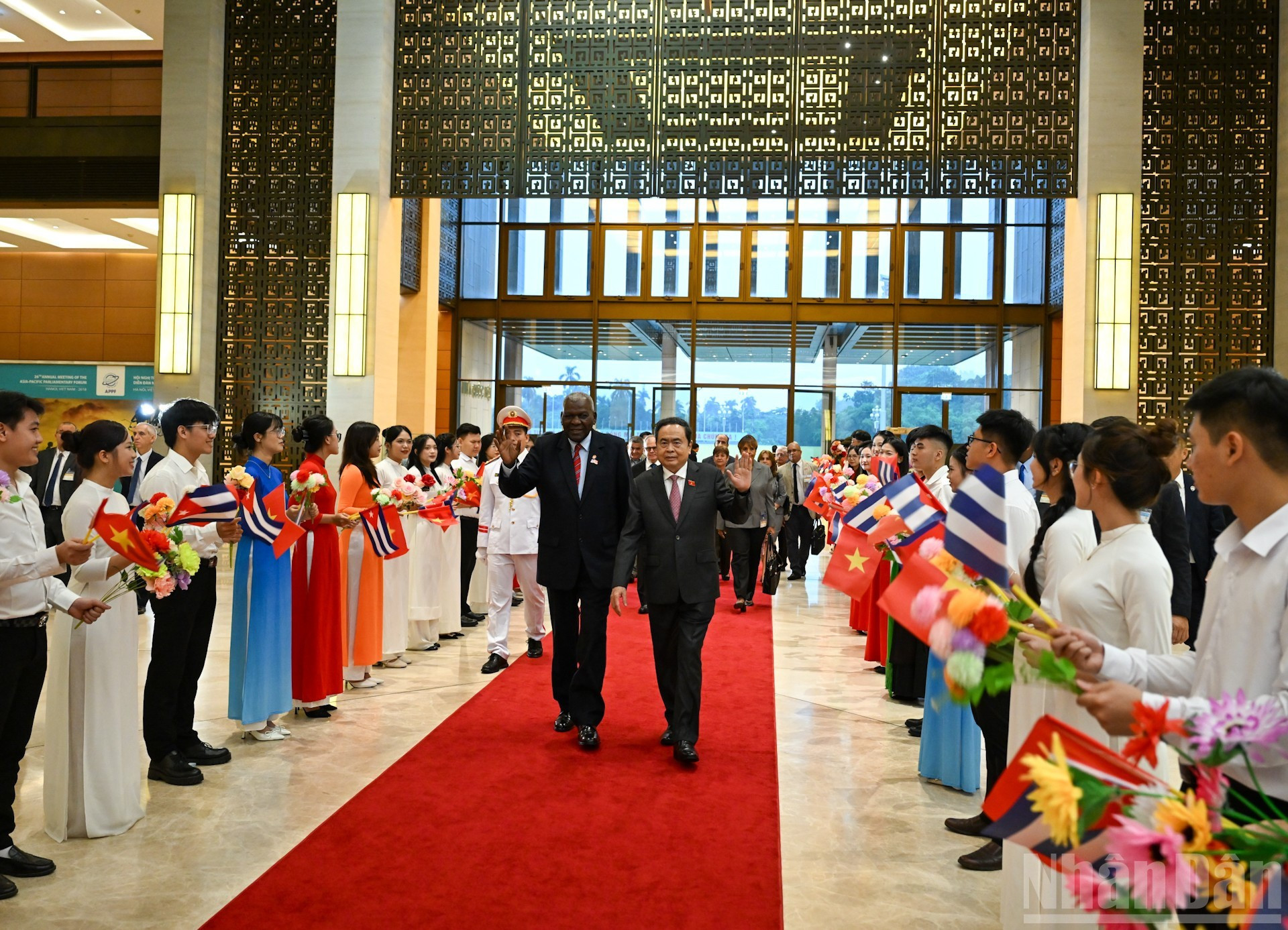 Los jóvenes vietnamitas dan la bienvenida a los presidentes de las Asambleas Nacionales de Vietnam y Cuba. Los jóvenes vietnamitas dan la bienvenida a los presidentes de las Asambleas Nacionales de Vietnam y Cuba.