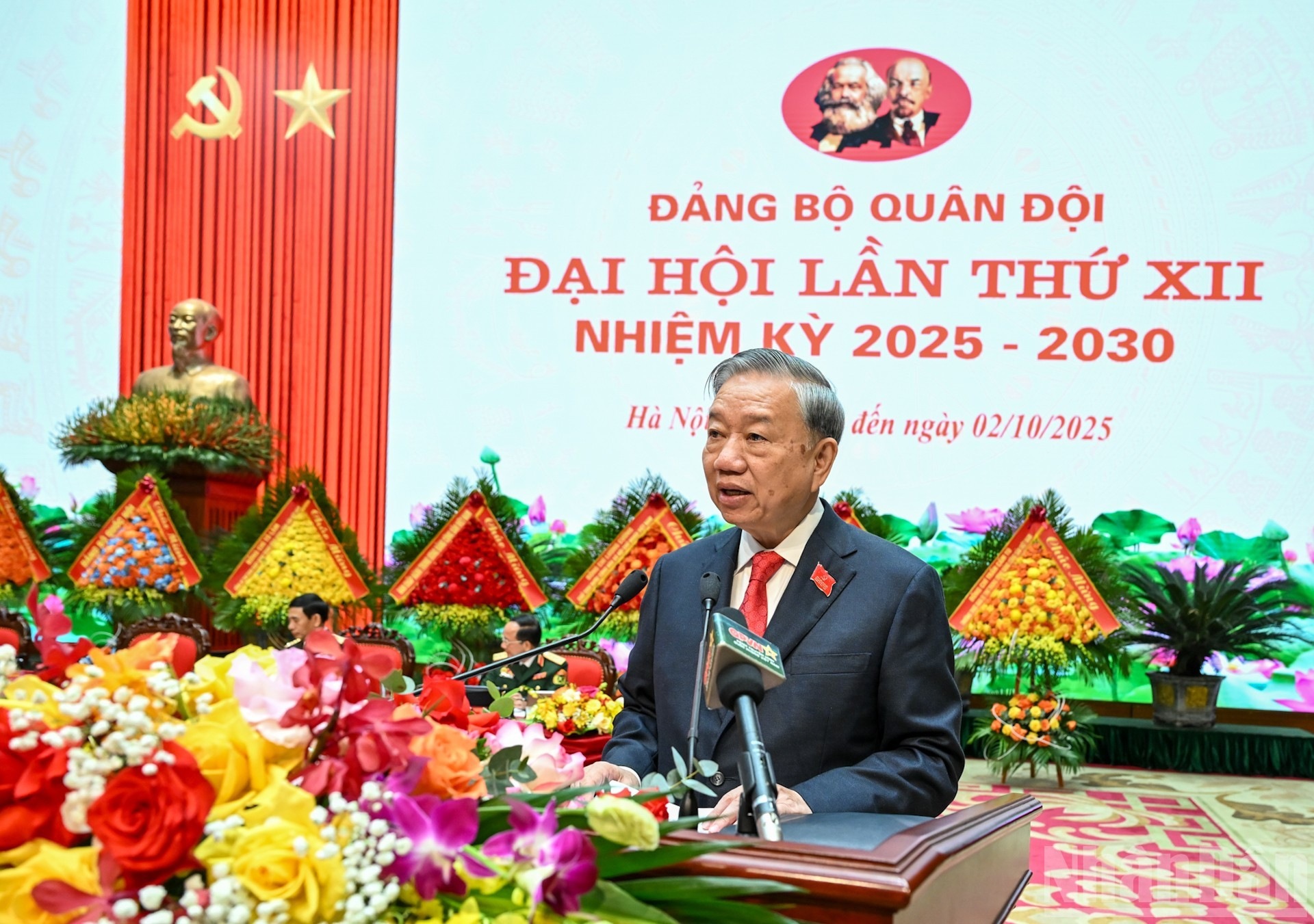 El secretario general del PCV, To Lam, habla en el evento.