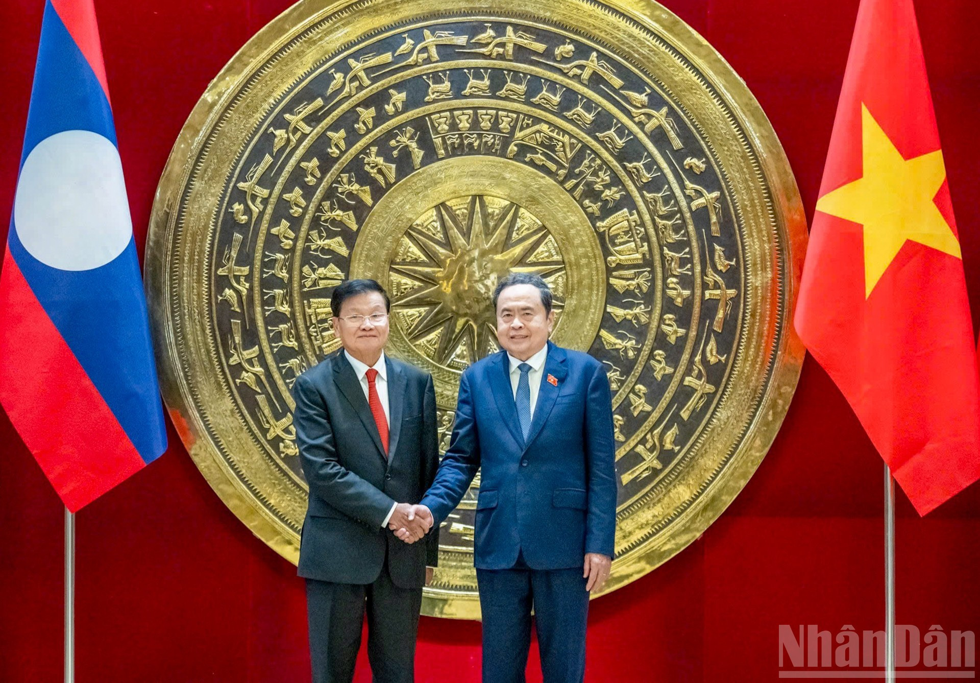 Thanh Man y Thongloun Sisoulith. Thanh Man y Thongloun Sisoulith.