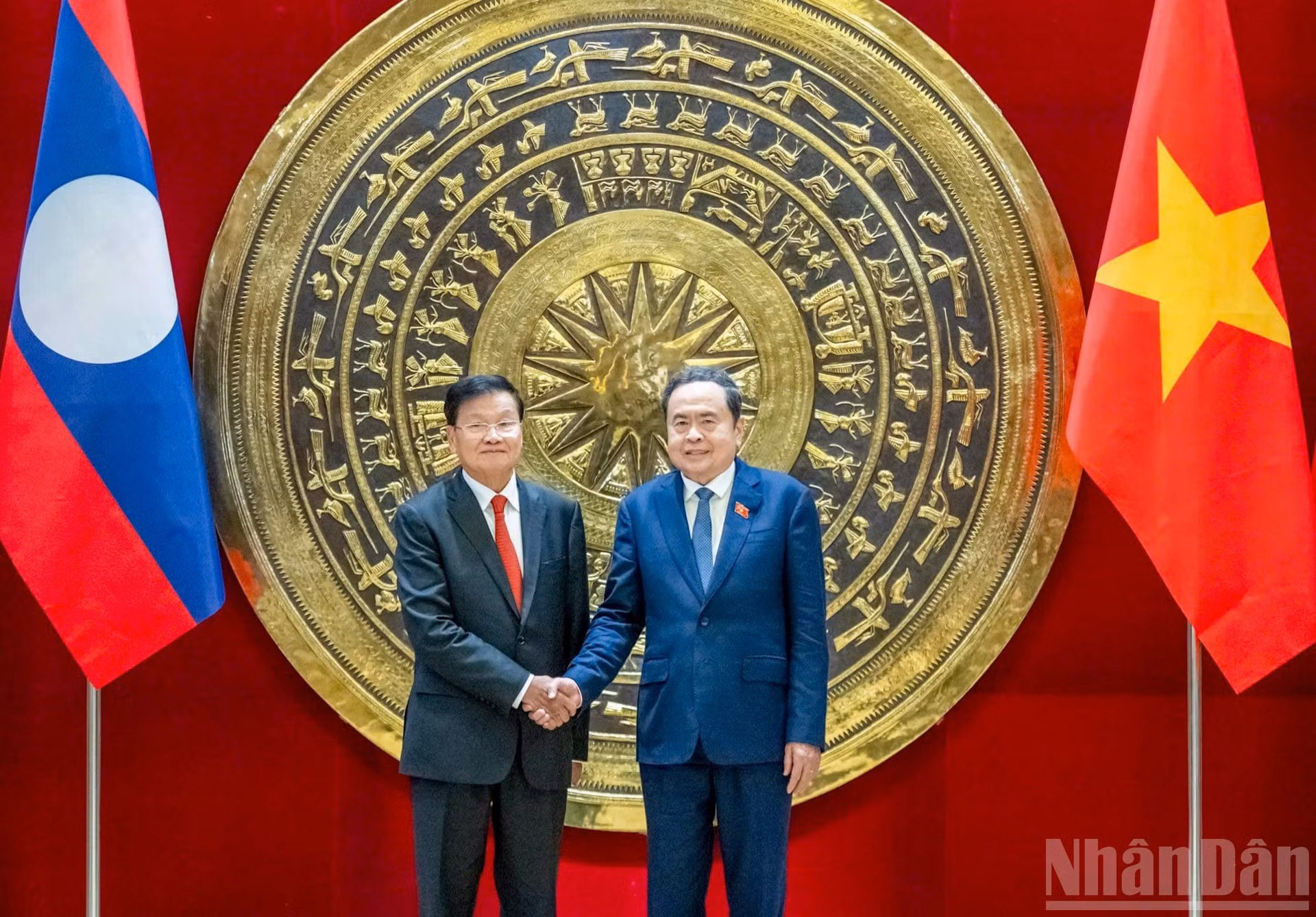 Thanh Man y Thongloun Sisoulith.