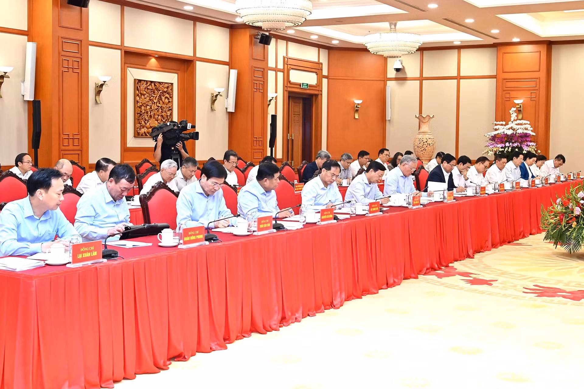 Los miembros de la Junta Permanente de Comité partidista del Gobierno en la cita.