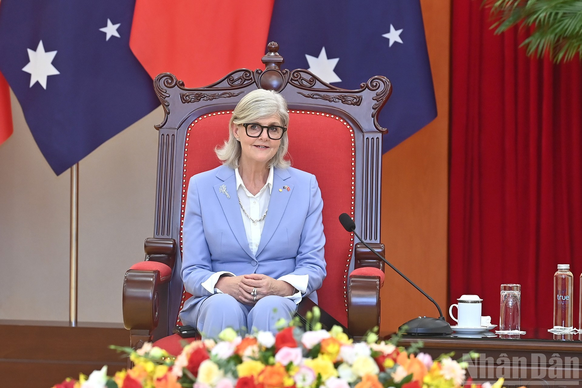 Sam Mostyn interviene en el encuentro.
