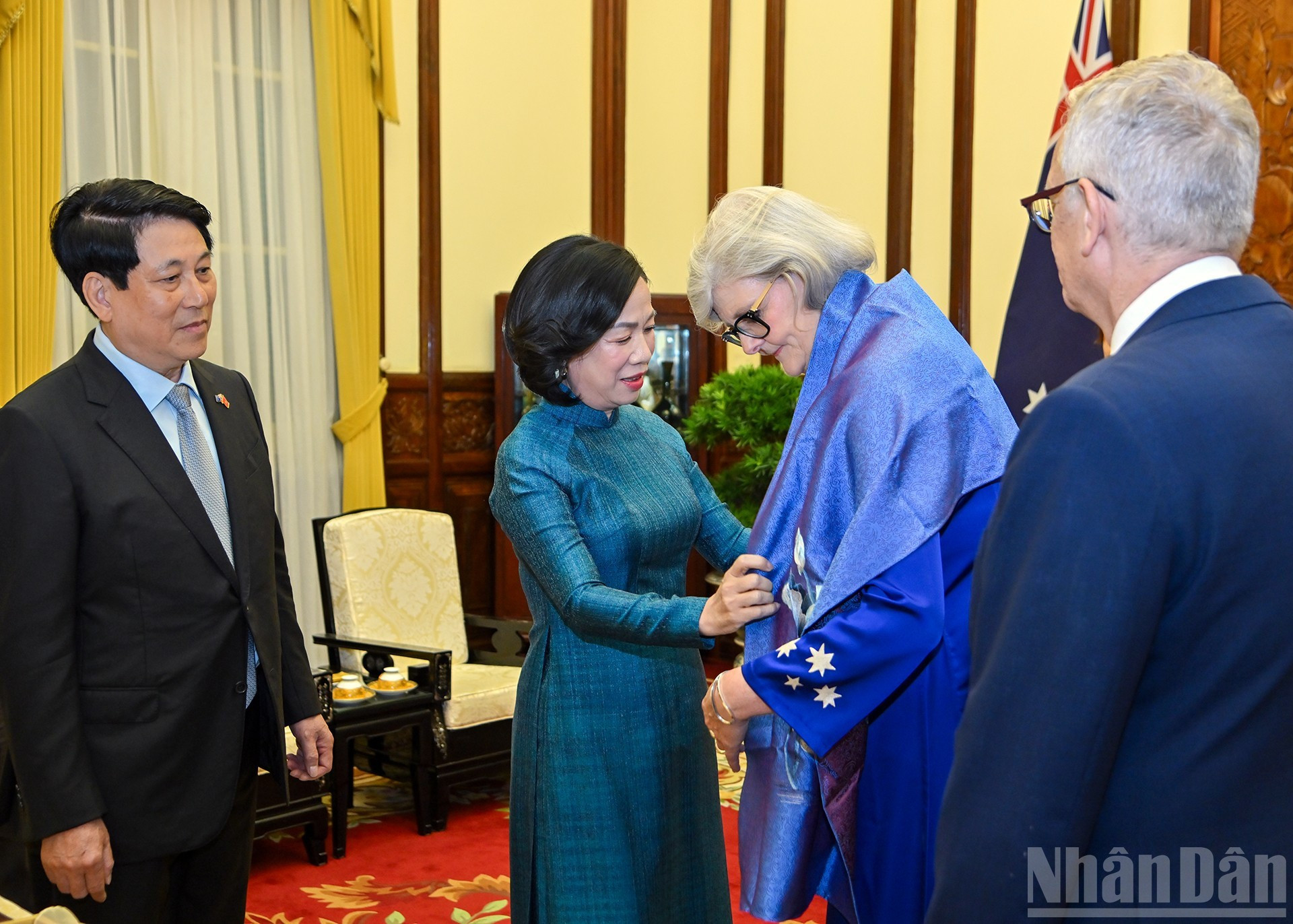 La señora Nguyen Thi Minh Nguyet, esposa del presidente de Vietnam, entrega un obsequio a la gobernadora general de Australia, Sam Mostyn.