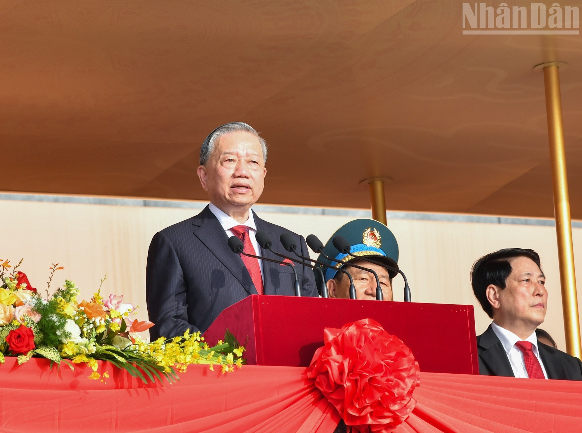 El secretario general del Partido Comunista de Vietnam, To Lam, pronuncia el discurso en la ceremonia. El secretario general del Partido Comunista de Vietnam, To Lam, pronuncia el discurso en la ceremonia.