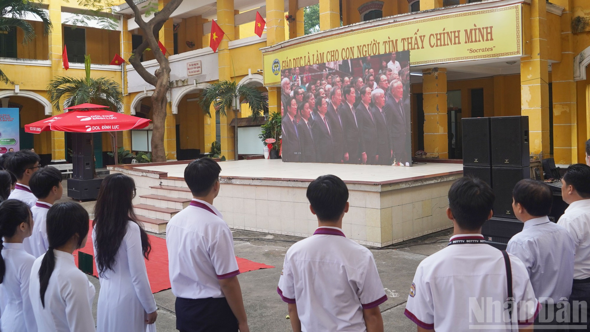 Estudiantes de la Escuela Preparatoria Trung Vuong, en el barrio de Saigón, en la ceremonia.