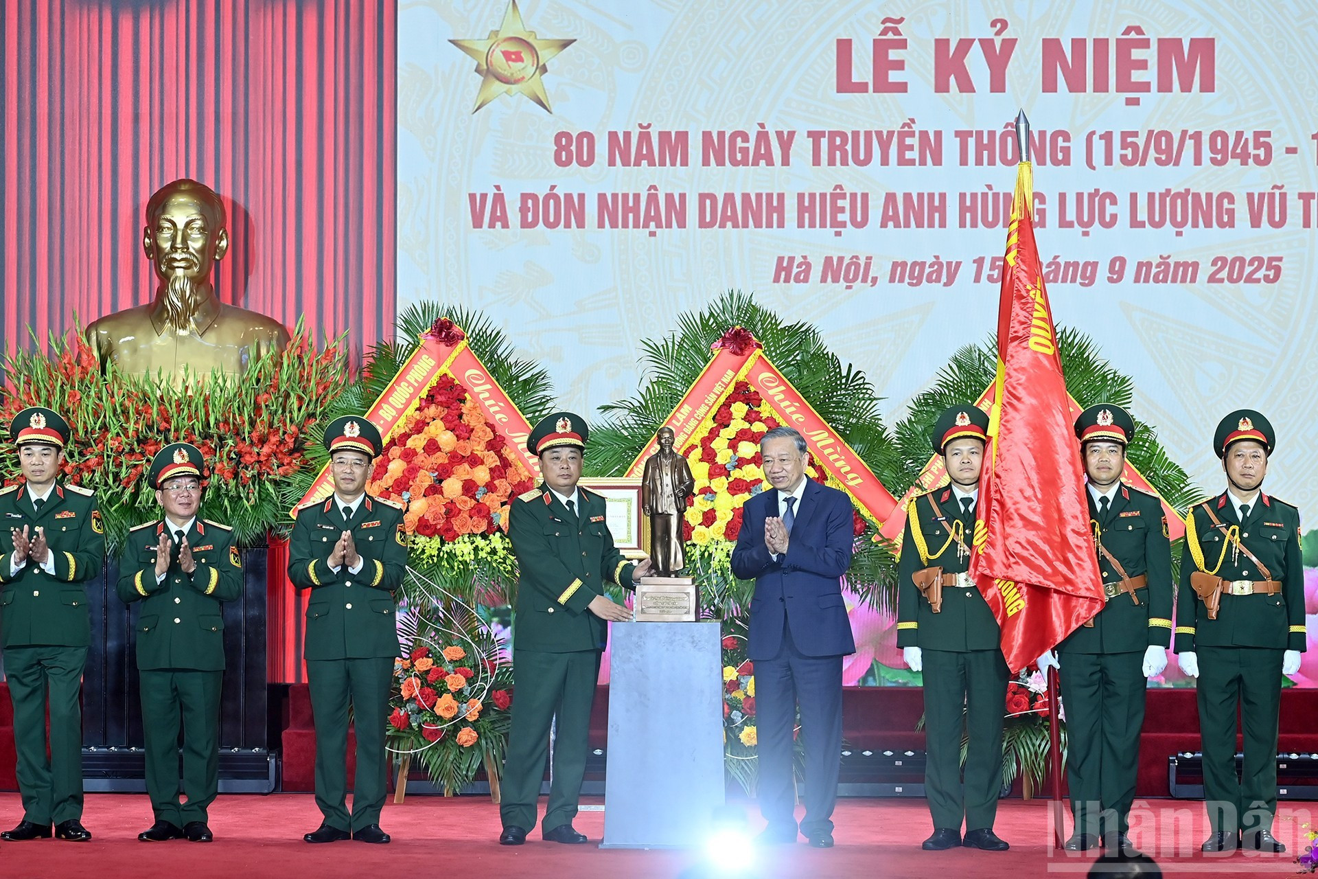 Entrega una estatua del Presidente Ho Chi Minh al Departamento General de la Industria de Defensa.