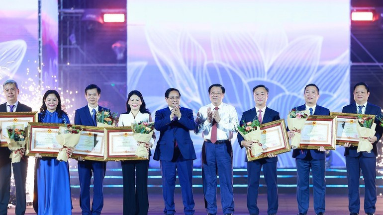 Minh Chinh entrega certificados de mérito a colectivos e individuos destacados en la organización y ejecución de la exposición.