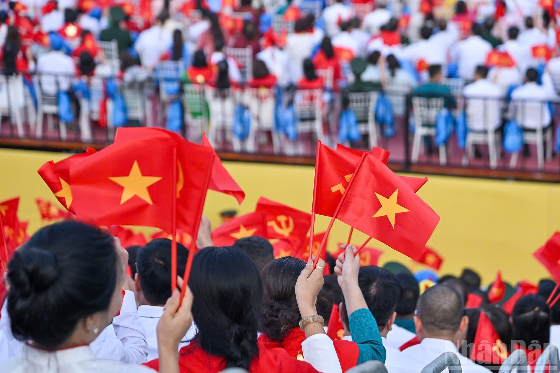 La bandera roja con la estrella amarilla ondea en la alegre atmósfera del Día de la Independencia. La bandera roja con la estrella amarilla ondea en la alegre atmósfera del Día de la Independencia.