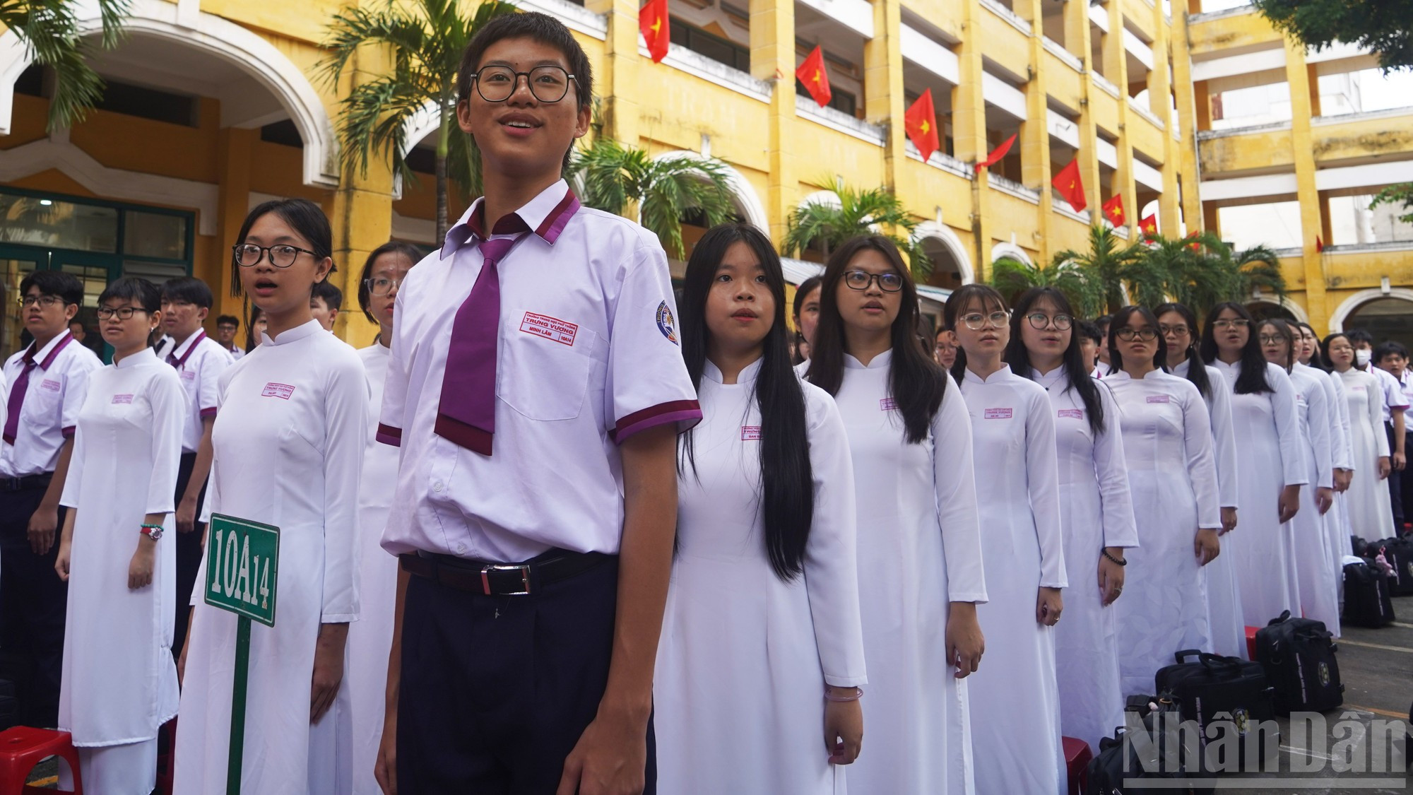 Estudiantes de la Escuela Preparatoria Trung Vuong, en el barrio de Saigón.