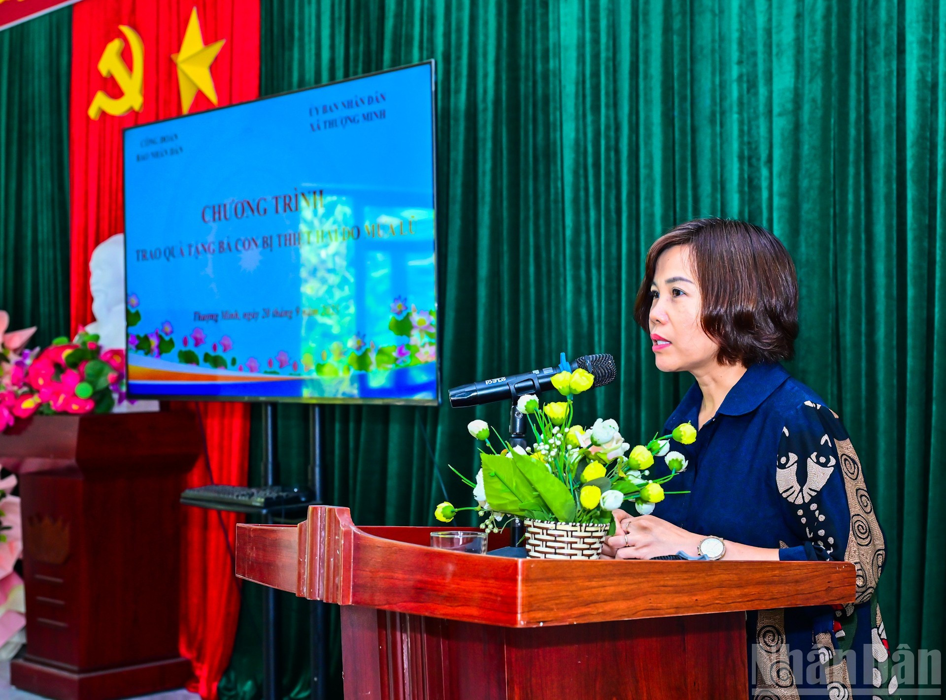 La presidenta del sindicato del periódico Nhan Dan, Tran Thi Kieu Thanh Binh, expresa su solidaridad con las personas afectadas por el desastre.