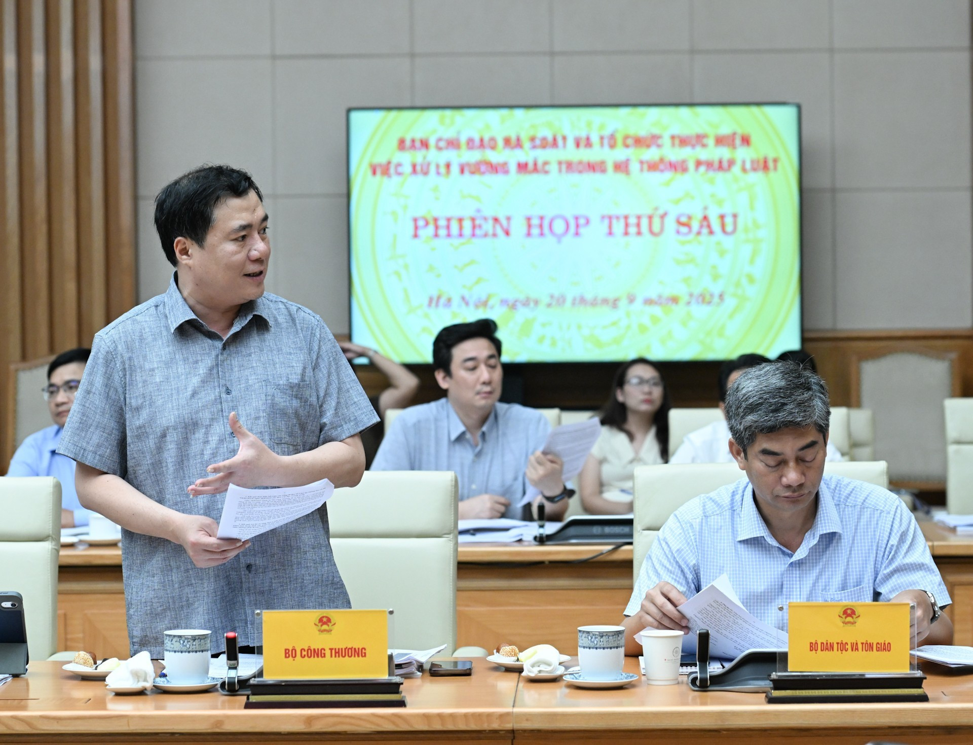 Nguyen Sinh Nhat Tan, viceministro de Industria y Comercio, habla en el evento.