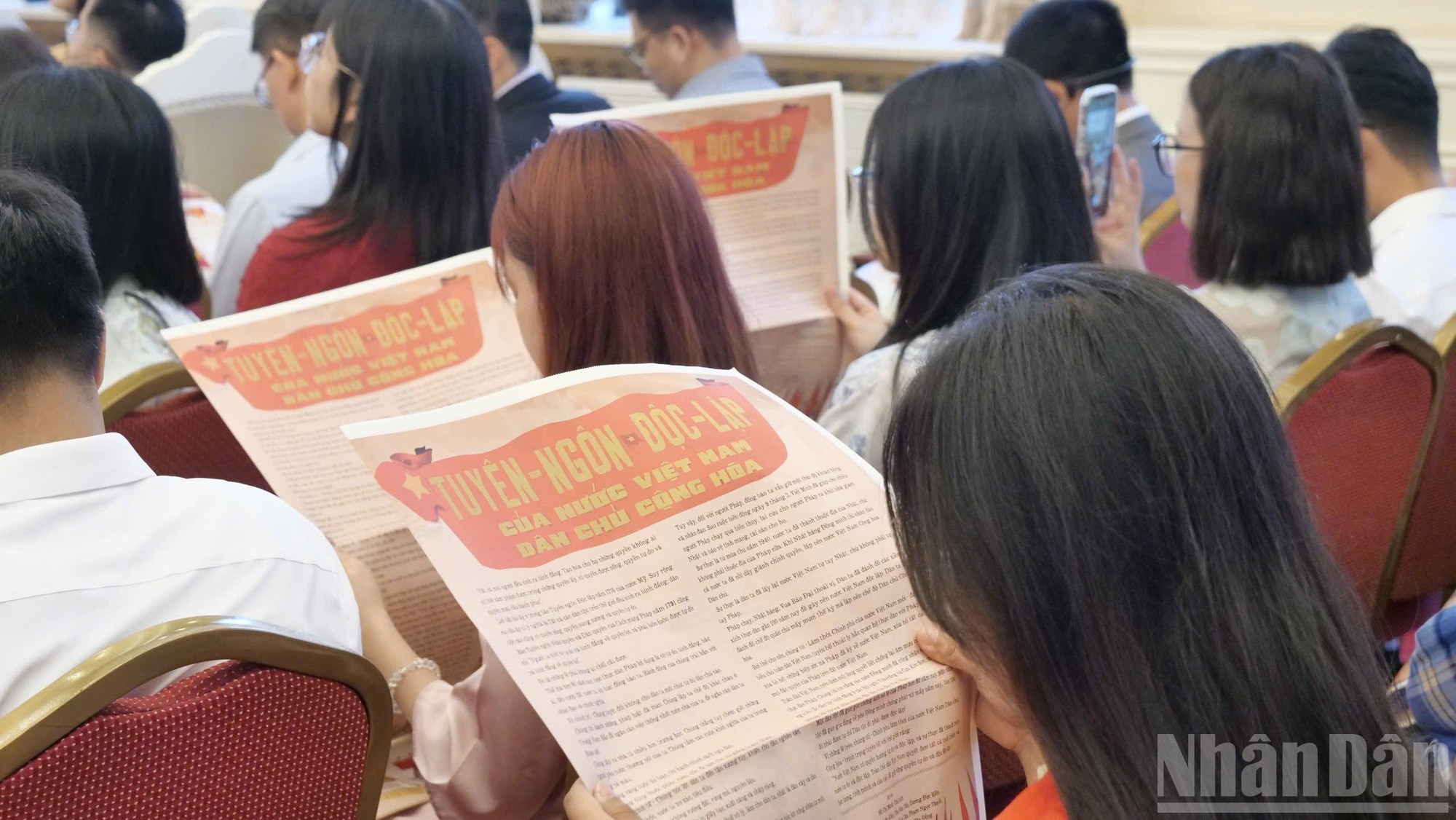 Los estudiantes vietnamitas en China leen la Declaración de Independencia en el suplemento especial. Los estudiantes vietnamitas en China leen la Declaración de Independencia en el suplemento especial.