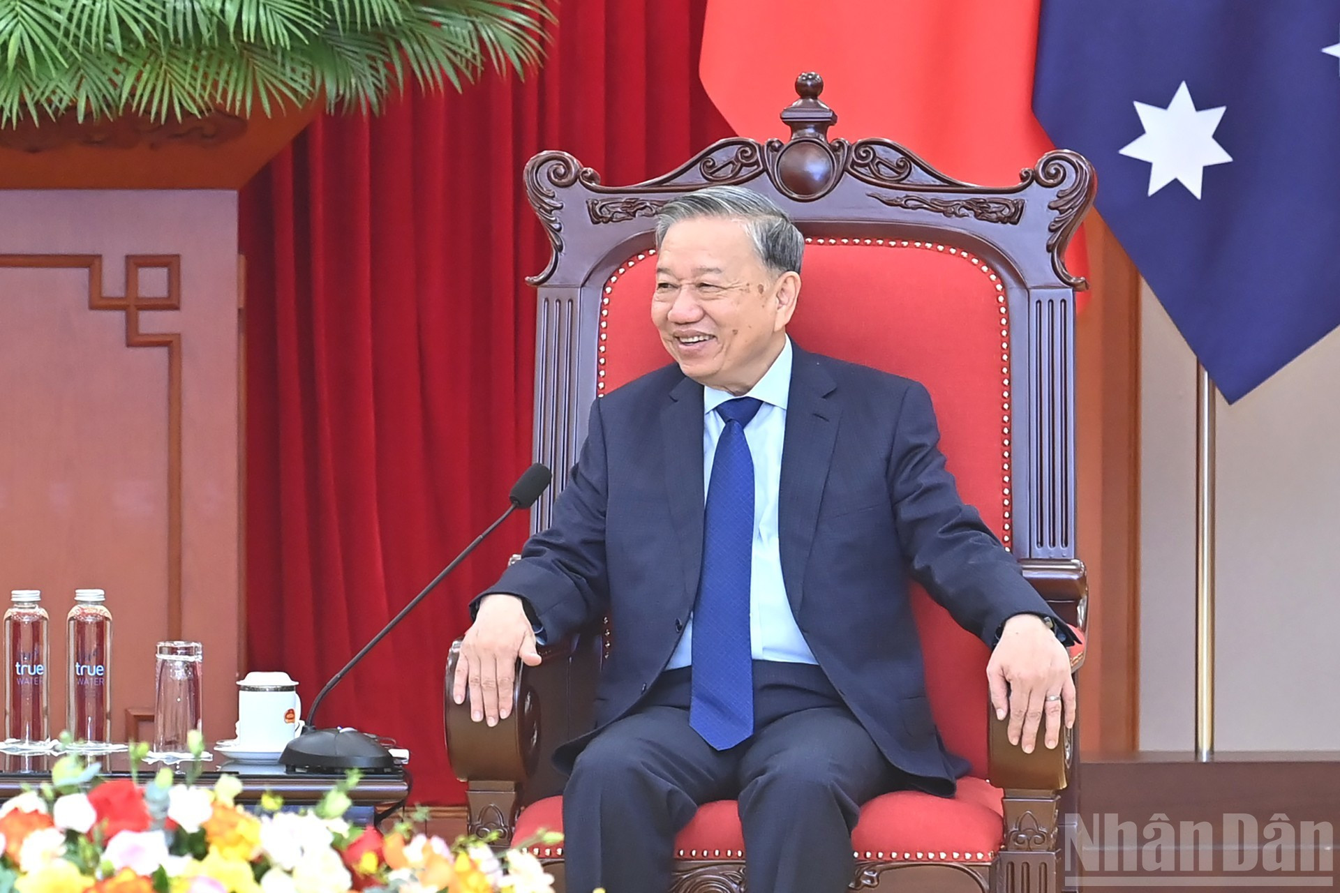 To Lam habla en la reunión.