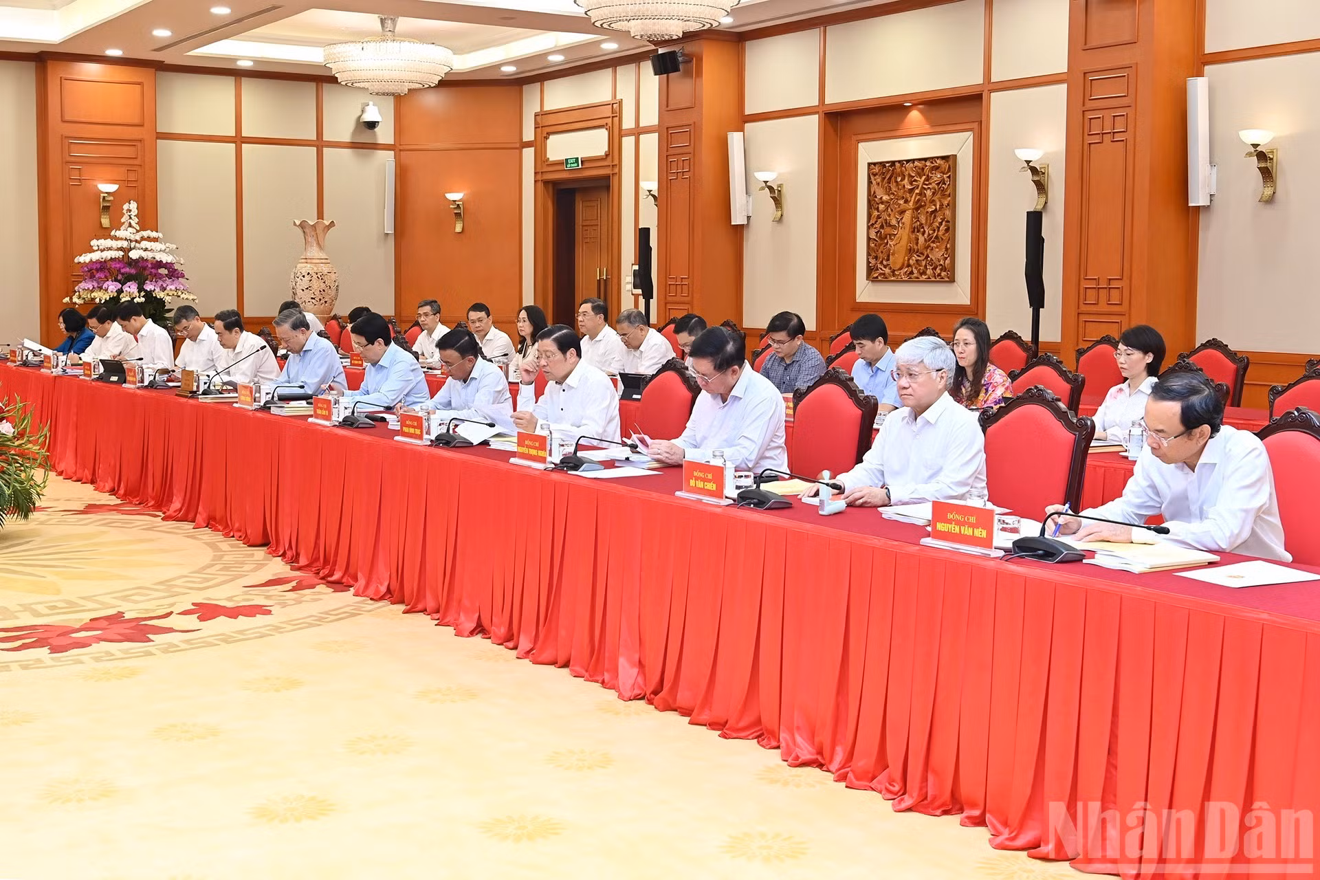 Los delegados del Buró Político del PCV asisten a la reunión.