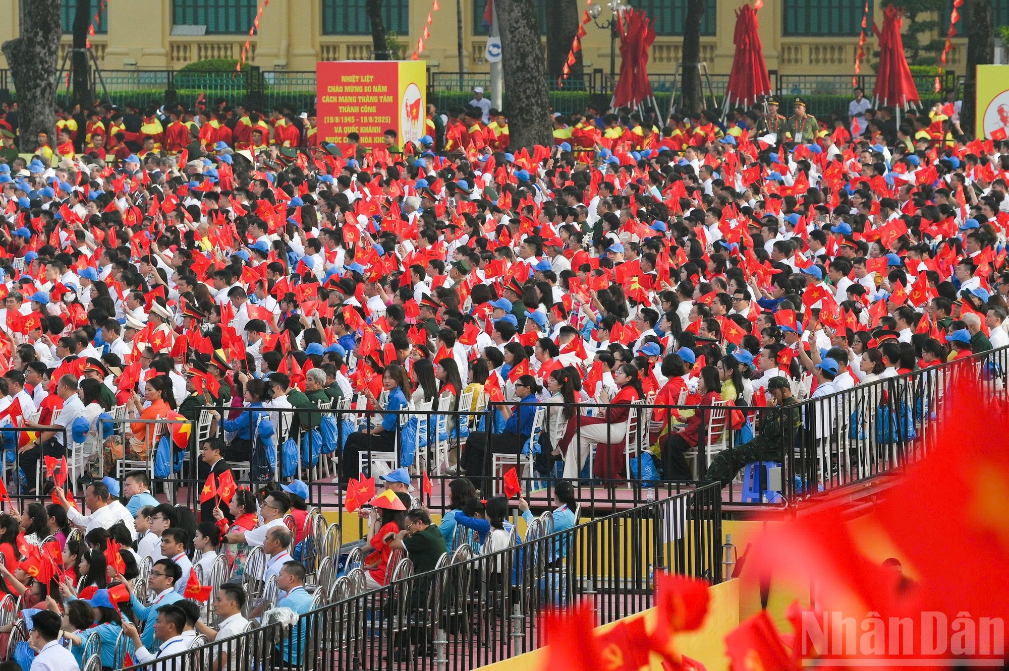 El rojo se destaca en la histórica plaza de Ba Dinh. El rojo se destaca en la histórica plaza de Ba Dinh.
