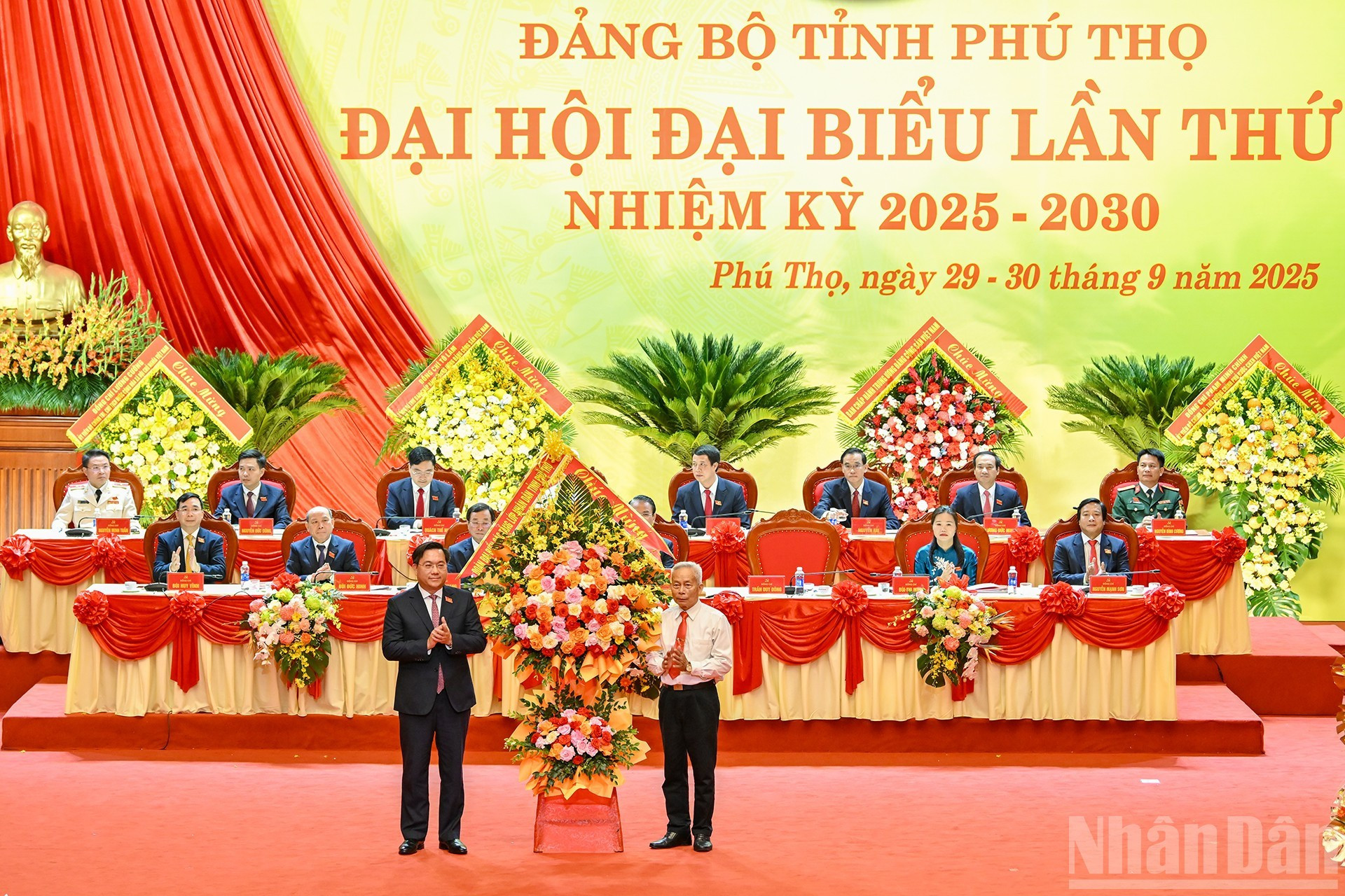 Distintos estratos sociales de Phu Tho felicitan a la Asamblea.