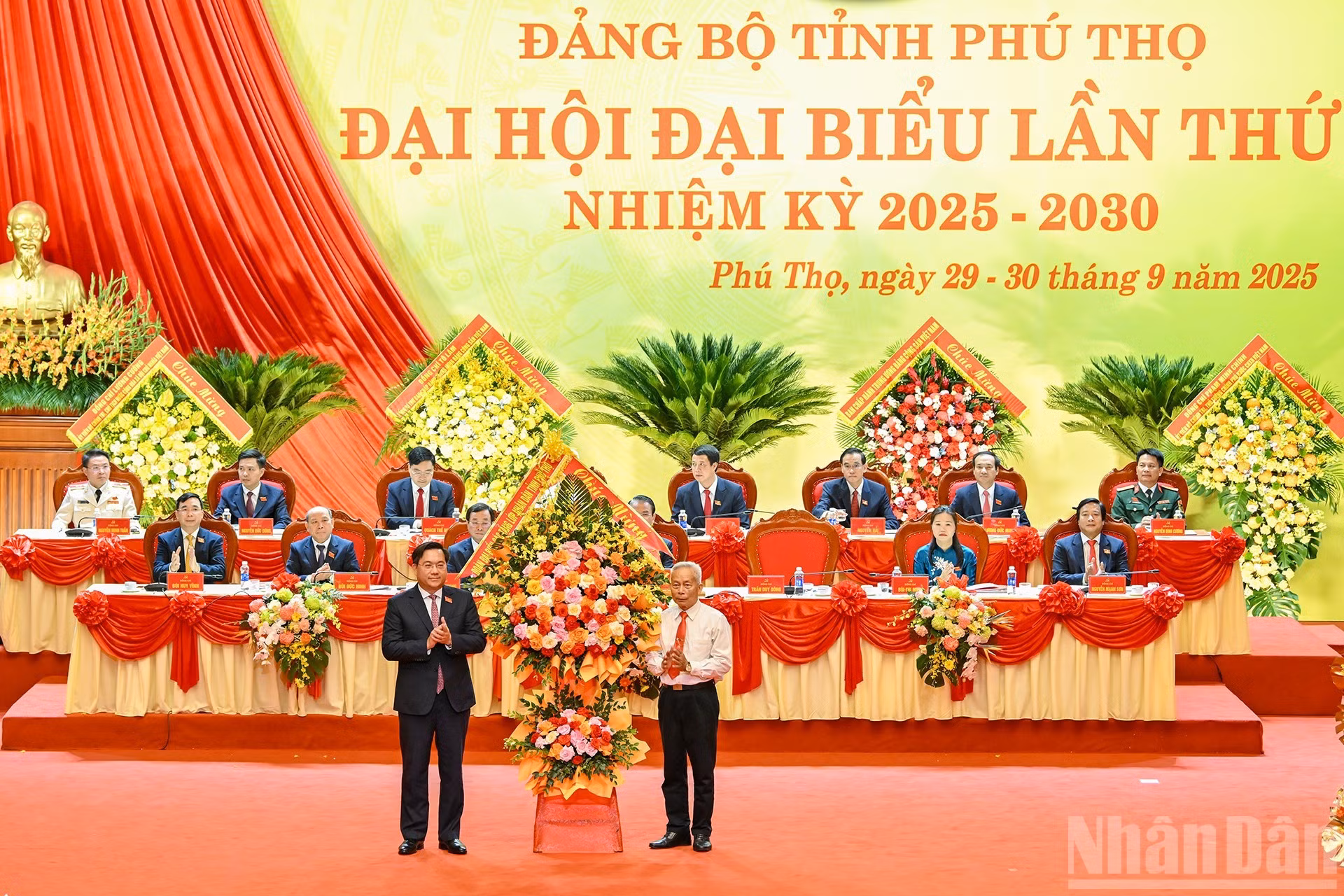 Distintos estratos sociales de Phu Tho felicitan a la Asamblea.