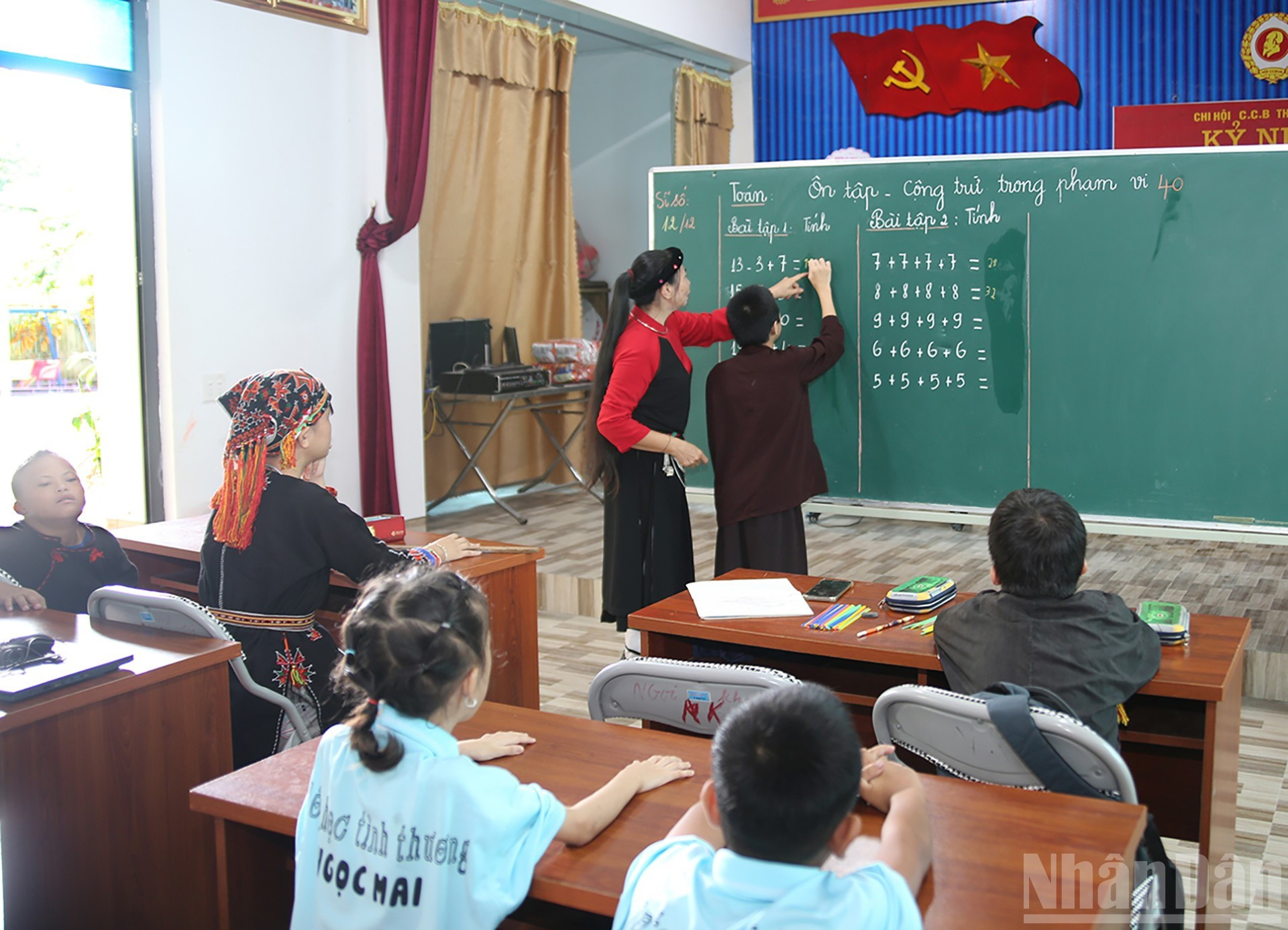 La clase se imparte en el salón comunal de la aldea de Ngoi Khang y cuenta con 12 alumnos con discapacidades y circunstancias especiales. La clase se imparte en el salón comunal de la aldea de Ngoi Khang y cuenta con 12 alumnos con discapacidades y circunstancias especiales.