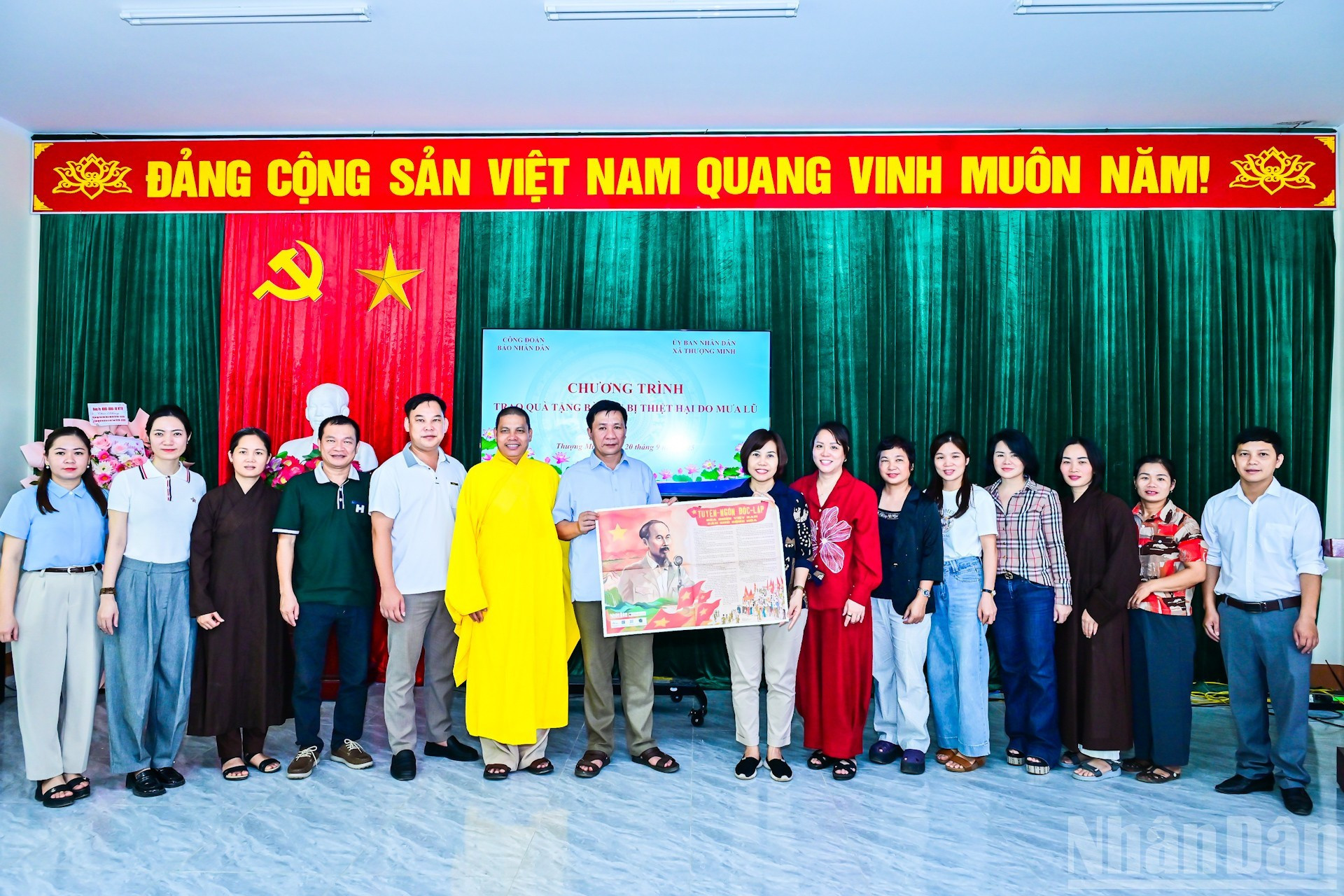 Entregan suplementos especiales del diario Nhan Dan a la población local.