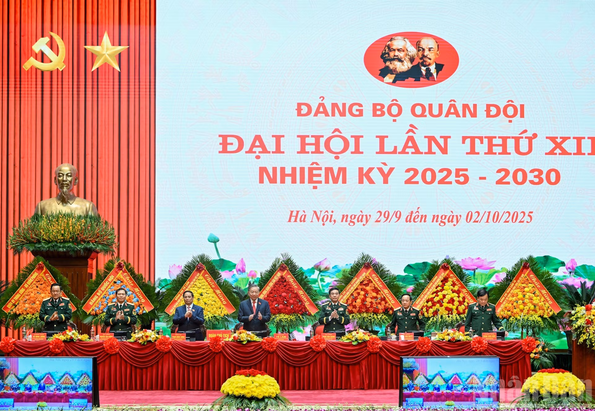 El secretario general del PCV, To Lam, también secretario de la Comisión Militar Central, junto con los demás miembros del Presidium, preside la asamblea.