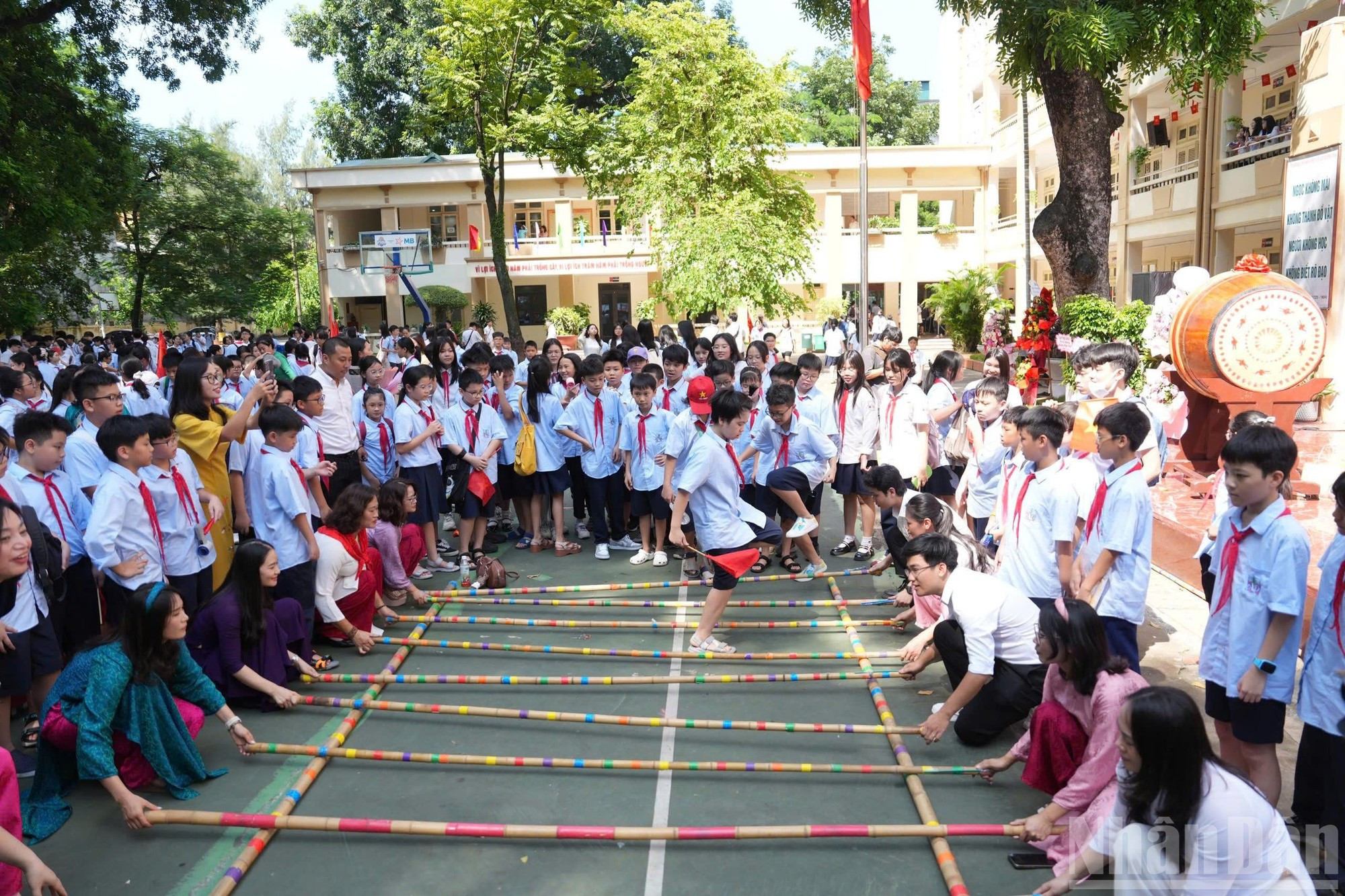 Tras la parte ceremonial, la escuela organiza diversas actividades recreativas para los estudiantes. Tras la parte ceremonial, la escuela organiza diversas actividades recreativas para los estudiantes.