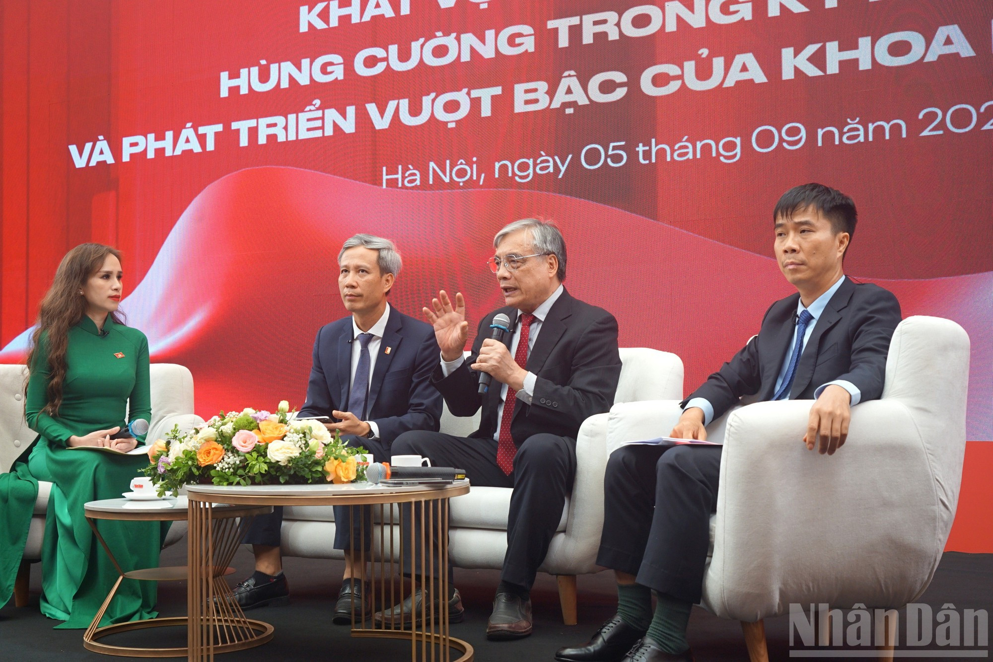 El profesor asociado y doctor Tran Dinh Thien, ex miembro del Consejo Asesor de Políticas Nacionales y ex director del Instituto Económico de Vietnam, habla en el evento. El profesor asociado y doctor Tran Dinh Thien, ex miembro del Consejo Asesor de Políticas Nacionales y ex director del Instituto Económico de Vietnam, habla en el evento.