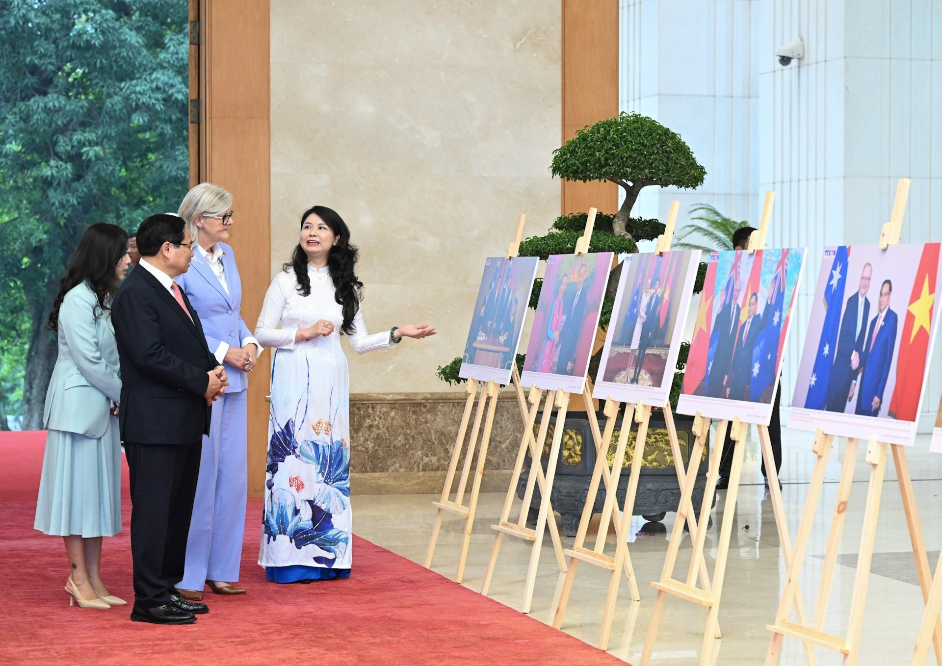 Ambos dirigentes observan imágenes que reflejan la cooperación entre los dos países.