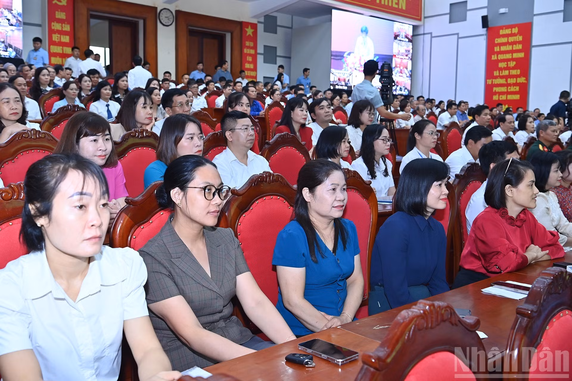 Votantes hanoyenses en el evento.