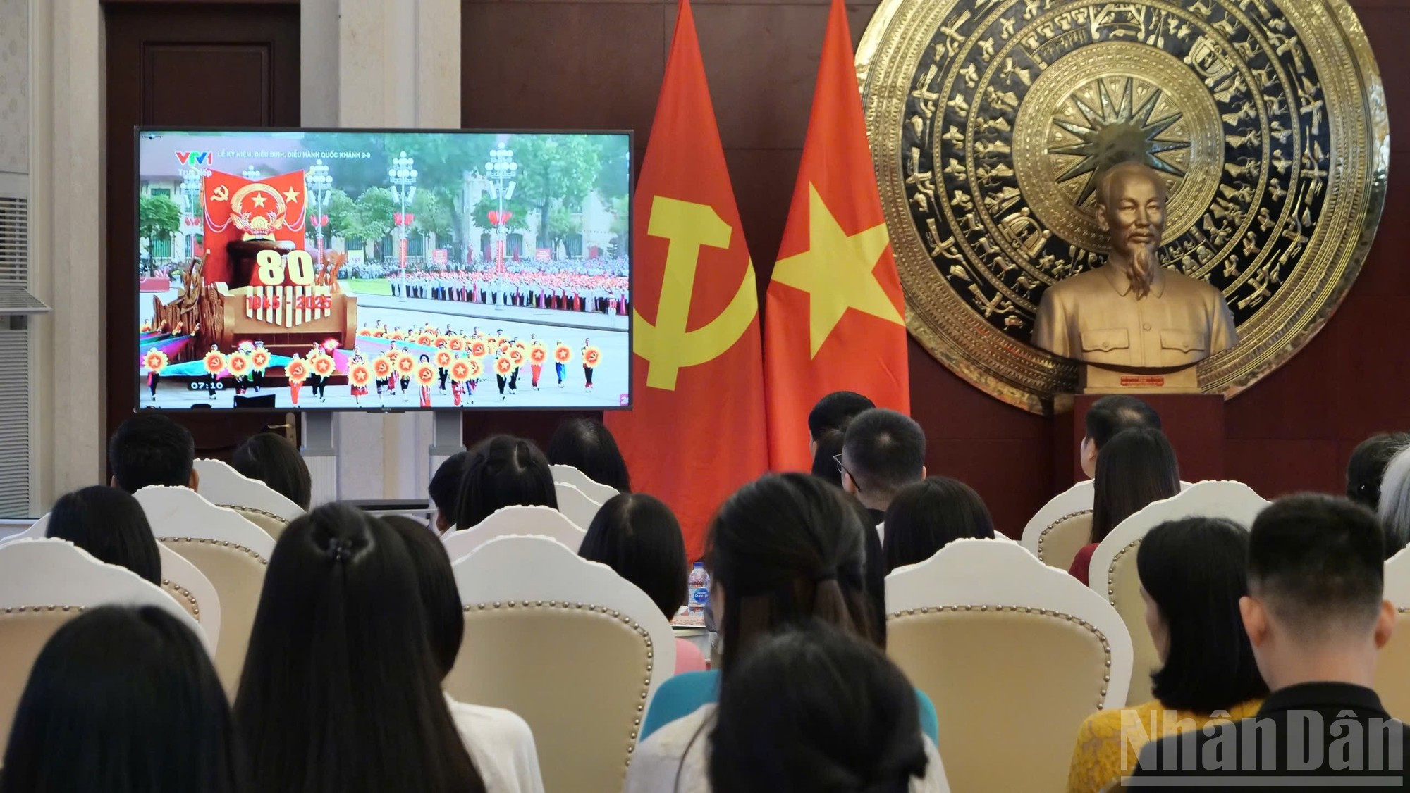 Delegados observan la ceremonia conmemorativa organizada en Vietnam a través de la pantalla. Delegados observan la ceremonia conmemorativa organizada en Vietnam a través de la pantalla.
