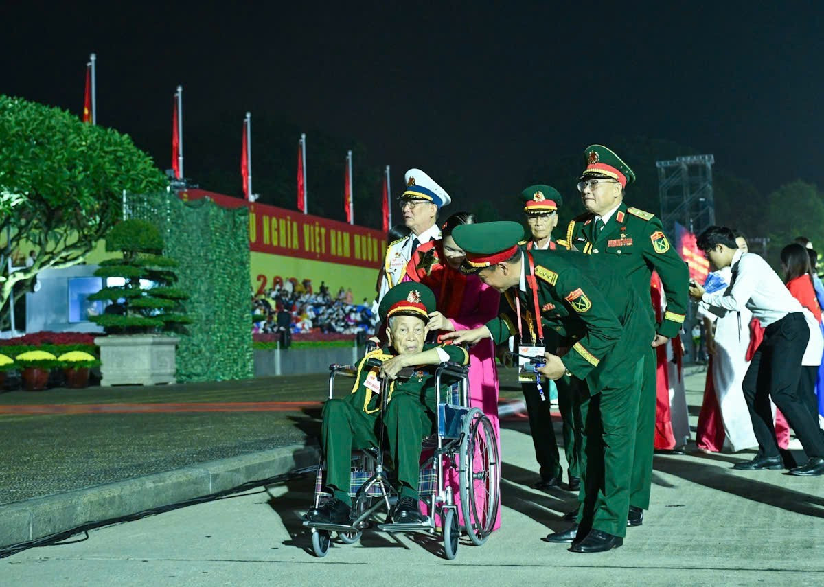 El Héroe de las Fuerzas Armadas Populares La Van Cau llega al acto.