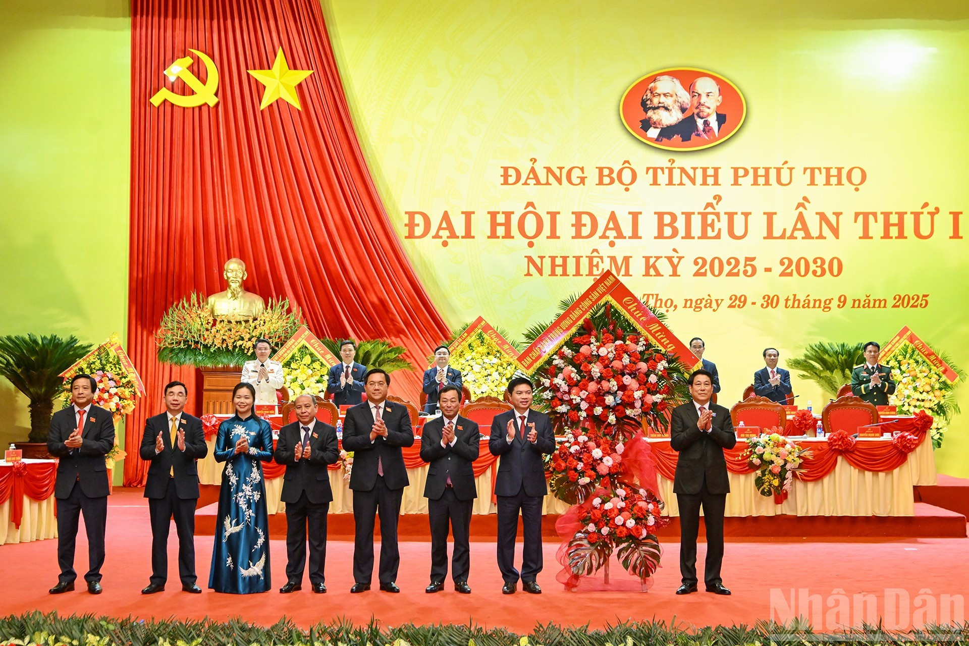 El presidente vietnamtia, Luong Cuong, entrega flores al Comité del Partido, al Gobierno y al pueblo de Phu Tho. El presidente vietnamtia, Luong Cuong, entrega flores al Comité del Partido, al Gobierno y al pueblo de Phu Tho.