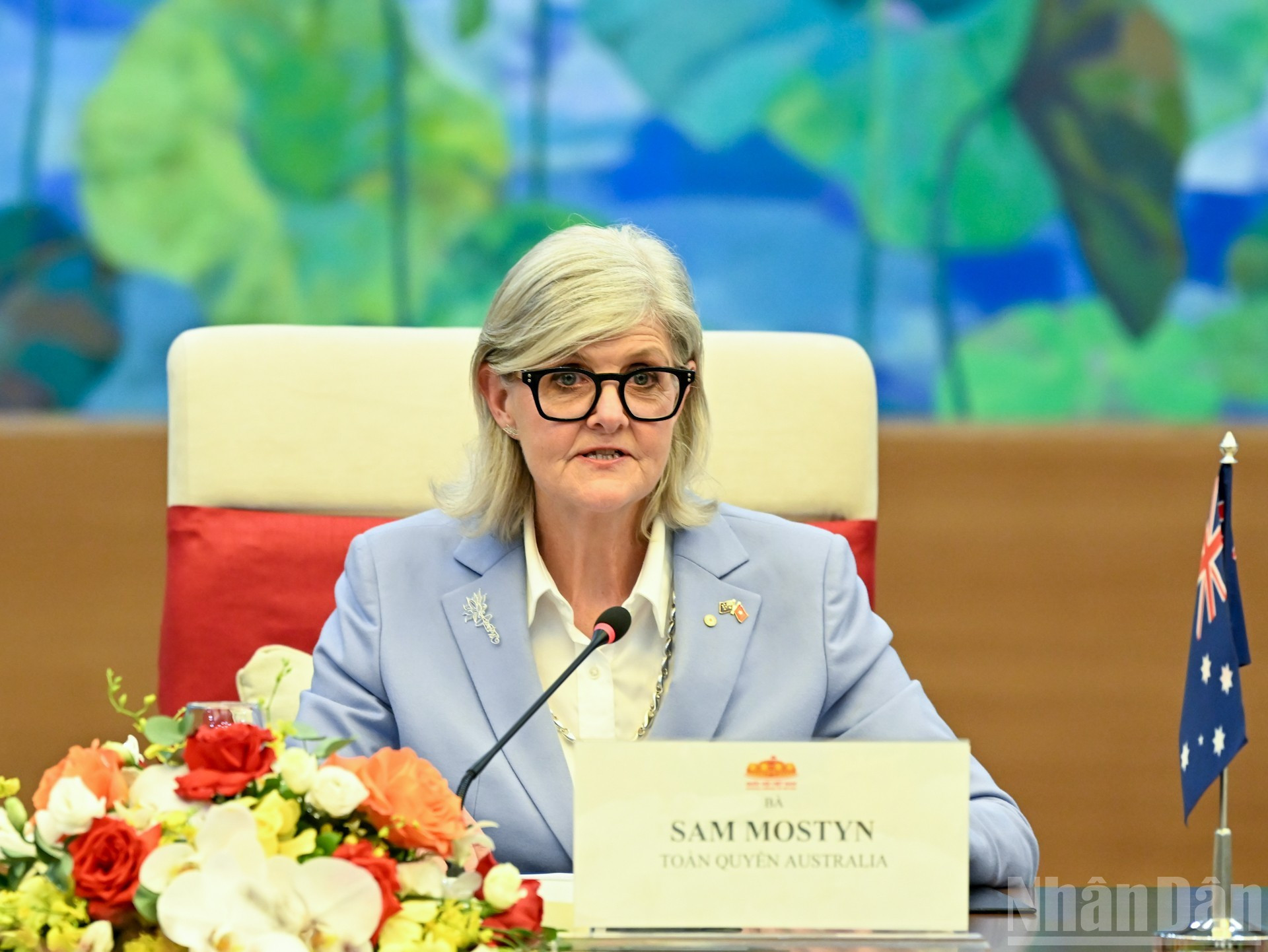 Sam Mostyn interviene en la cita.