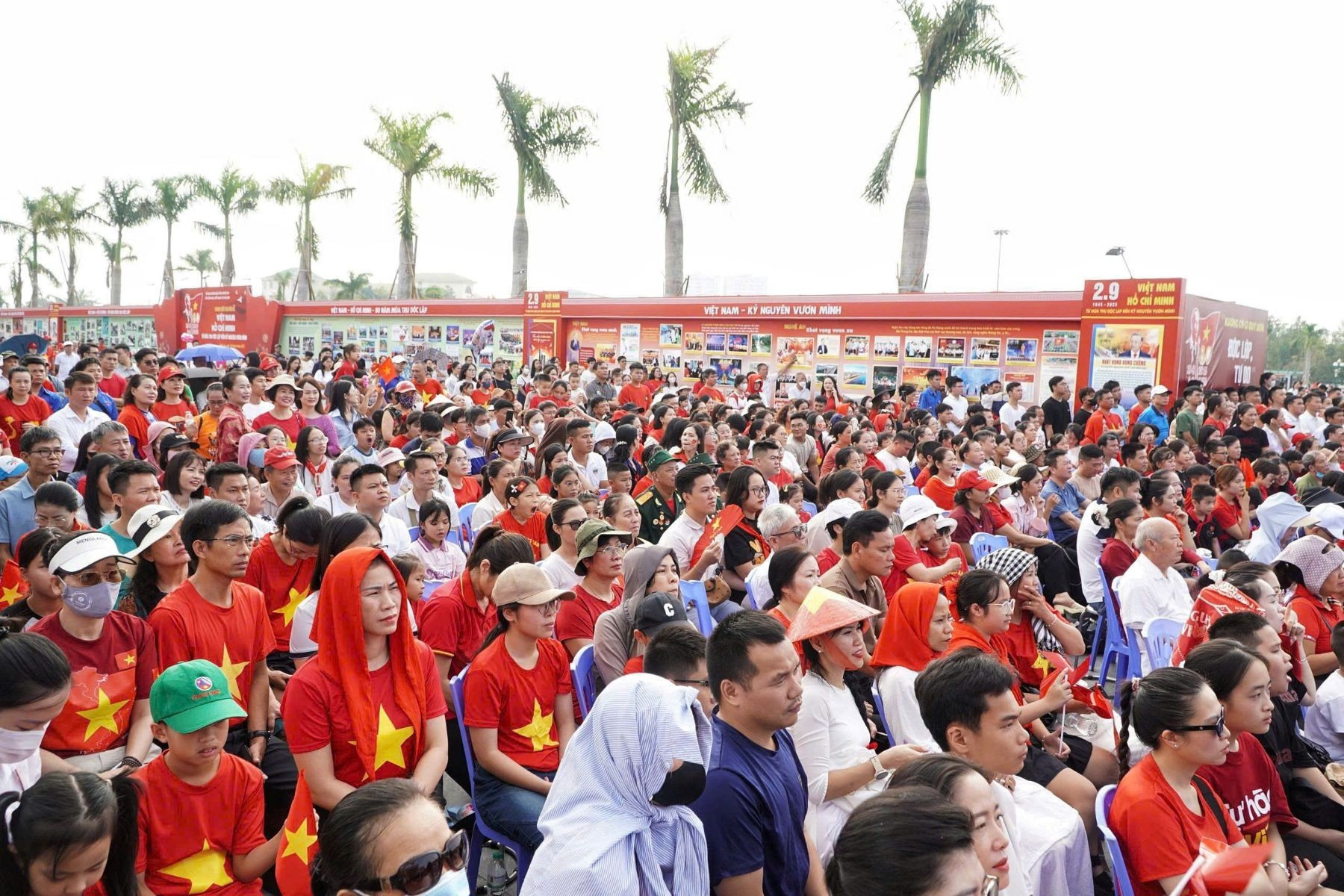 La gente se congrega para seguir en directo el desfile conmemorativo del 80º aniversario del Día Nacional, organizado en Hanói, a través de una pantalla LED de gran tamaño instalada en el recinto de la plaza.