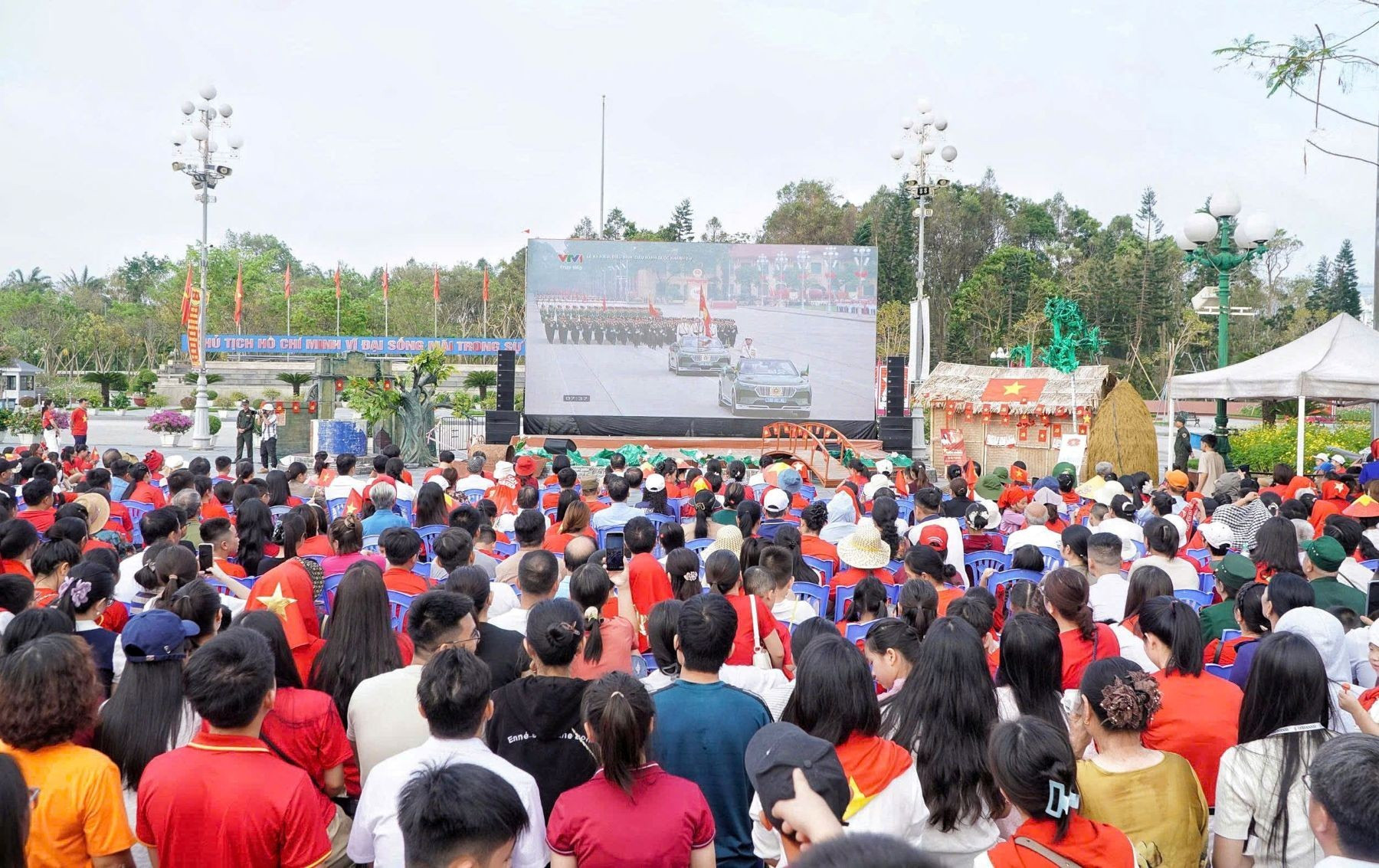 [Foto] Pueblo de Nghe An acude a la Plaza Ho Chi Minh para celebrar el 80º aniversario del Día Nacional 
