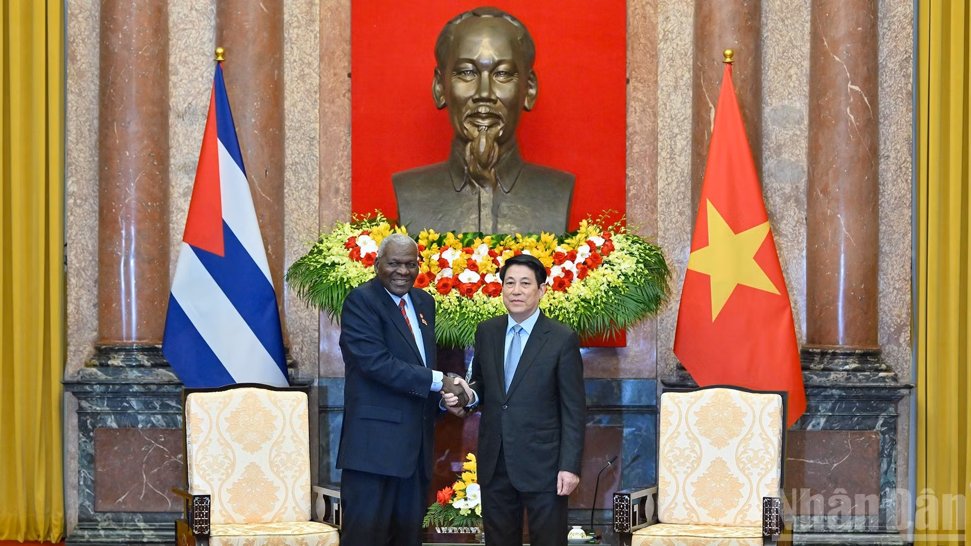 El presidente de Vietnam, Luong Cuong, (derecha), y el titular de la Asamblea Nacional del Poder Popular y del Consejo de Estado de Cuba, Esteban Lazo Hernández.