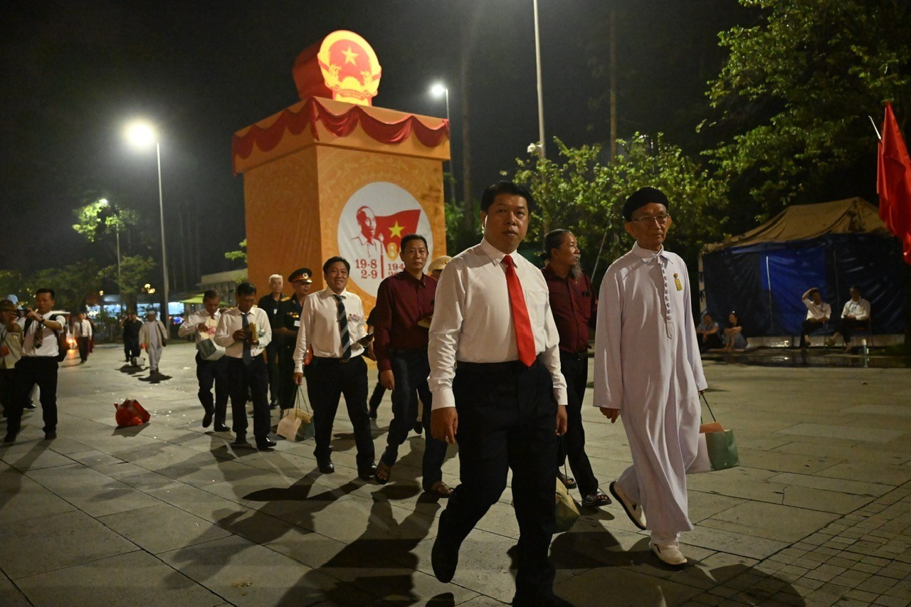 Los delegados y veteranos de guerra del Centro y la Altiplanicie Central se desplazan hacia la Plaza de Ba Dinh.