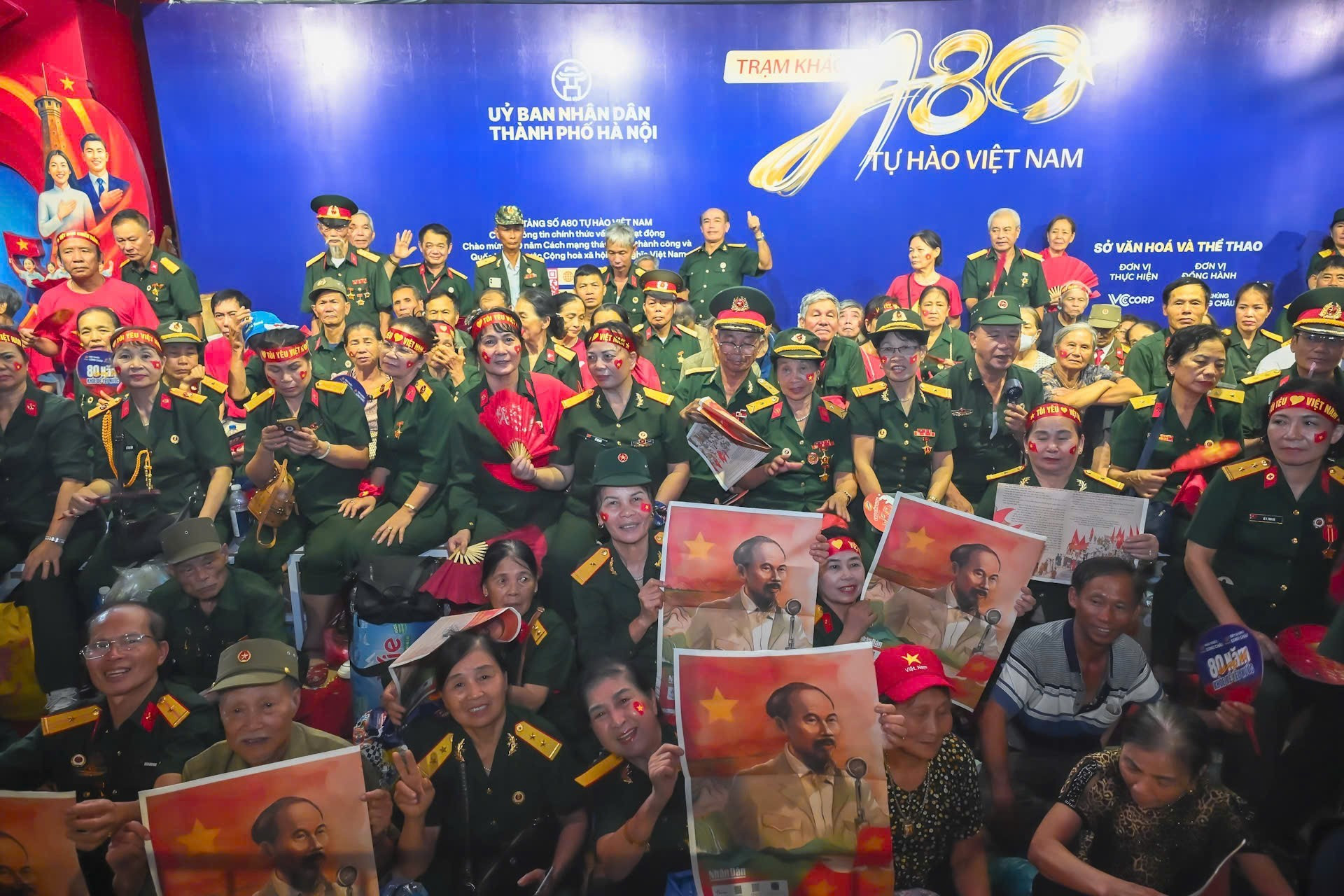 Los veteranos tienen cómodos asientos para ver el desfile en la calle Nguyen Thai Hoc.