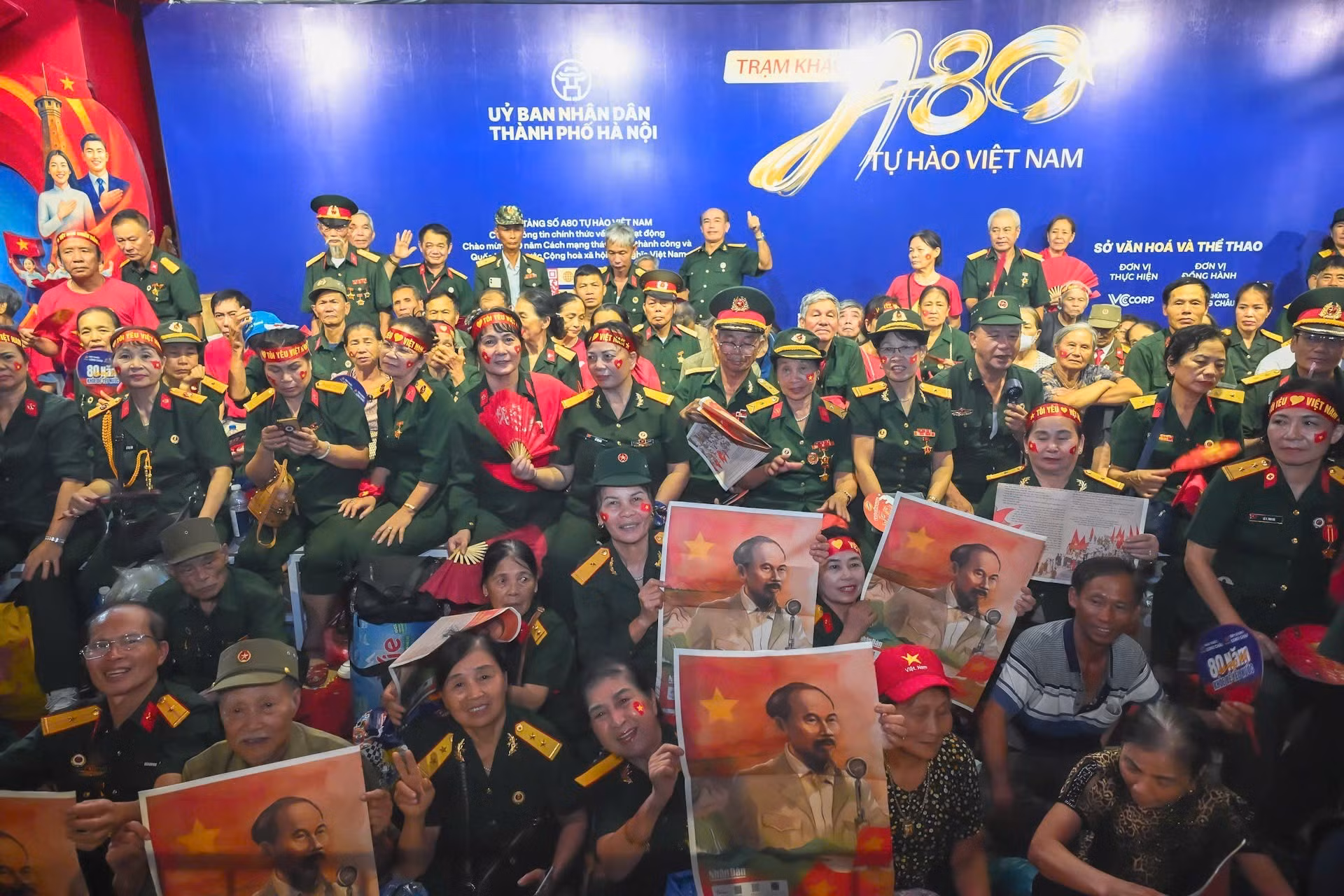 Los veteranos tienen cómodos asientos para ver el desfile en la calle Nguyen Thai Hoc.