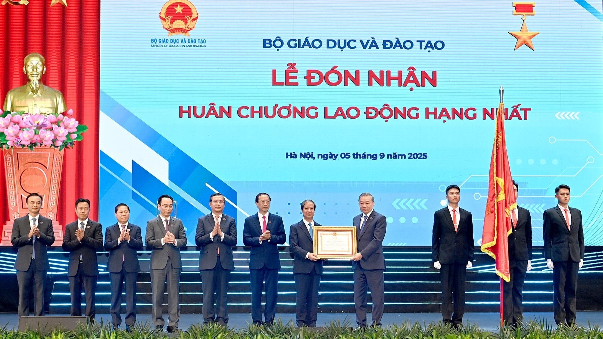 El secretario general del Partido Comunista de Vietnam, To Lam, otorga la Orden de Trabajo de primera clase al Ministerio de Educación y Formación.