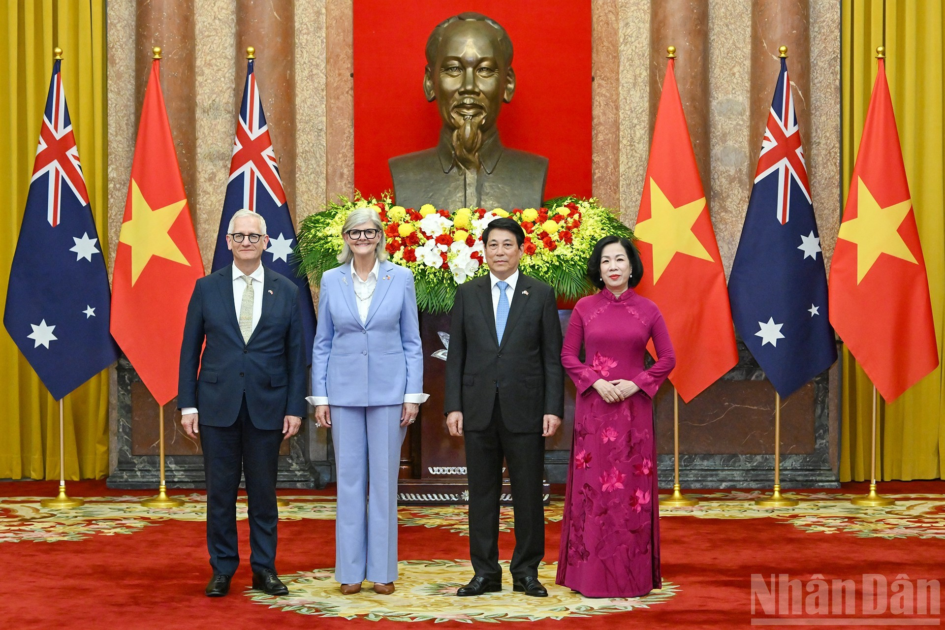 El presidente de Vietnam, Luong Cuong, la gobernadora general de Australia, Sam Mostyn, y sus cónyuges.