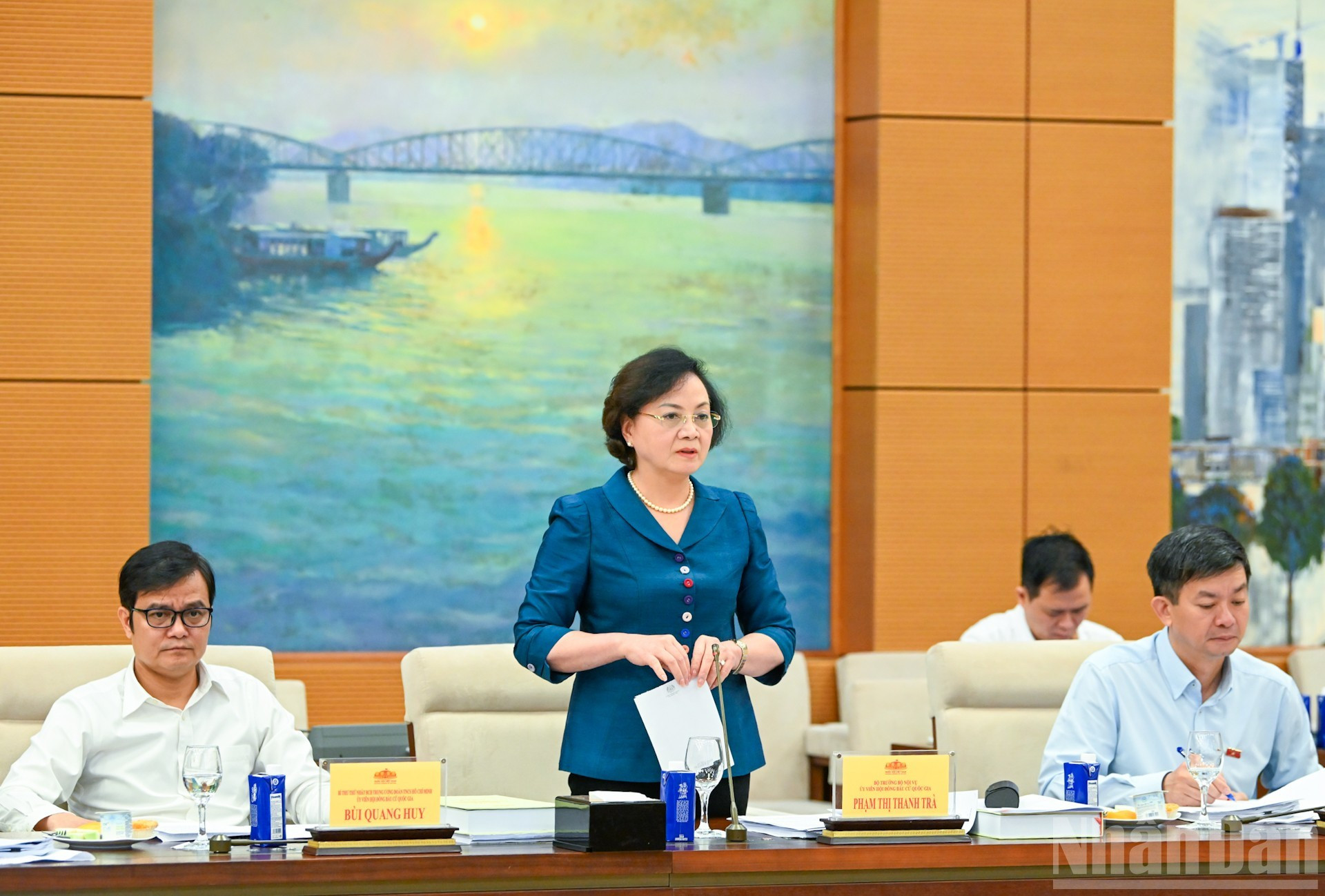 La ministra del Interior, Pham Thi Thanh Tra, habla en la reunión.