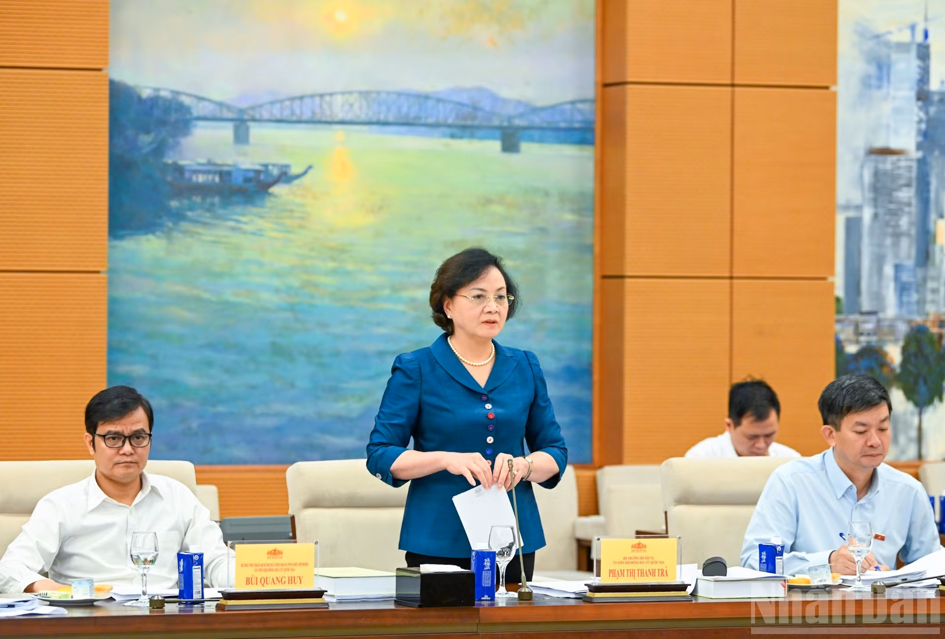 La ministra del Interior, Pham Thi Thanh Tra, habla en la reunión.