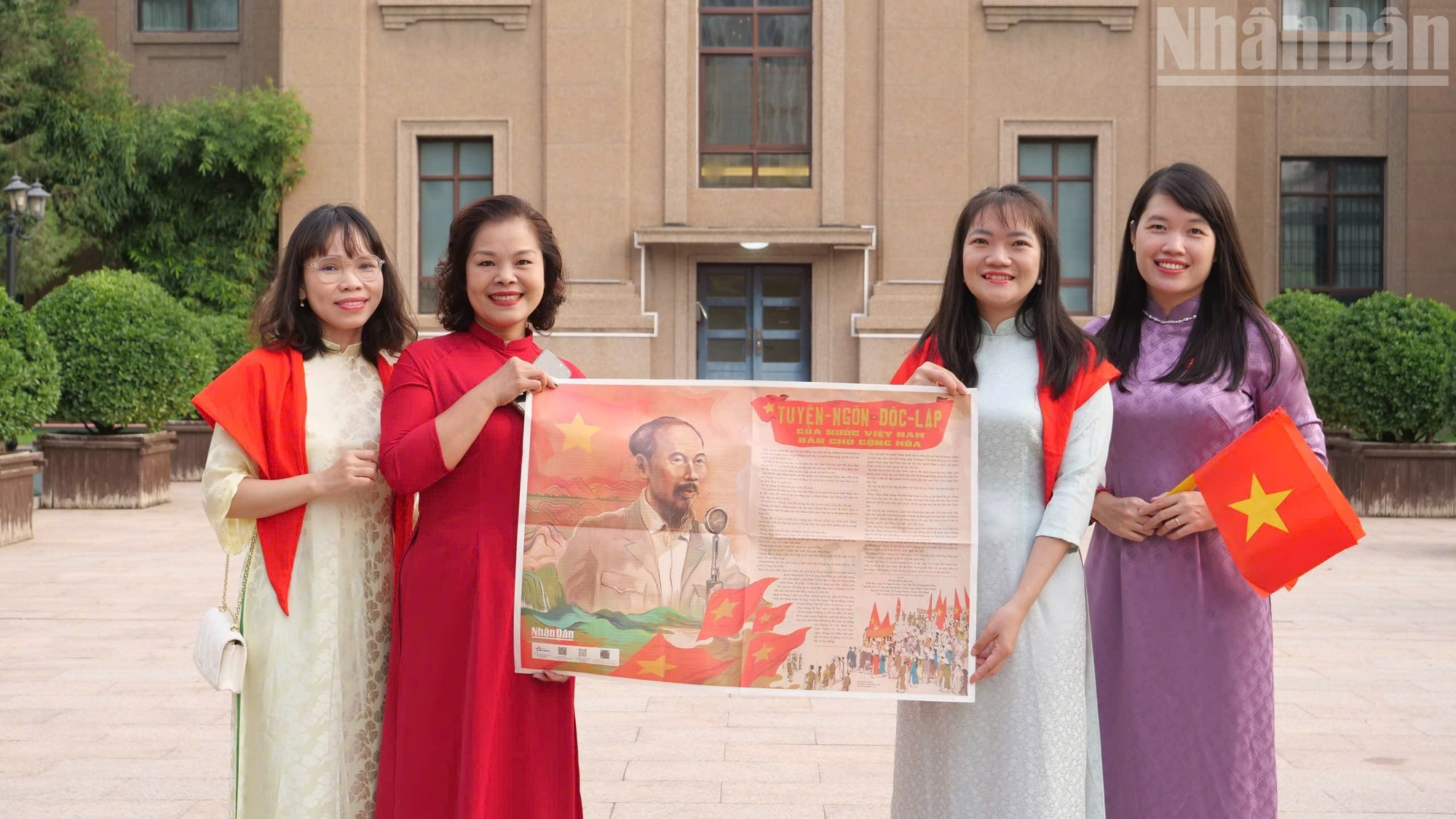 Los vietnamitas en China reciben el suplemento especial del periódico Nhan Dan. Los vietnamitas en China reciben el suplemento especial del periódico Nhan Dan.