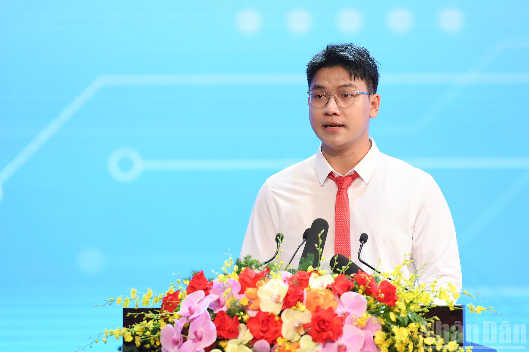 En representación de los alumnos de todo el país, Kieu Tuan Dinh, estudiante de la Universidad Politécnica de Hanói, pronuncia un discurso. En representación de los alumnos de todo el país, Kieu Tuan Dinh, estudiante de la Universidad Politécnica de Hanói, pronuncia un discurso.