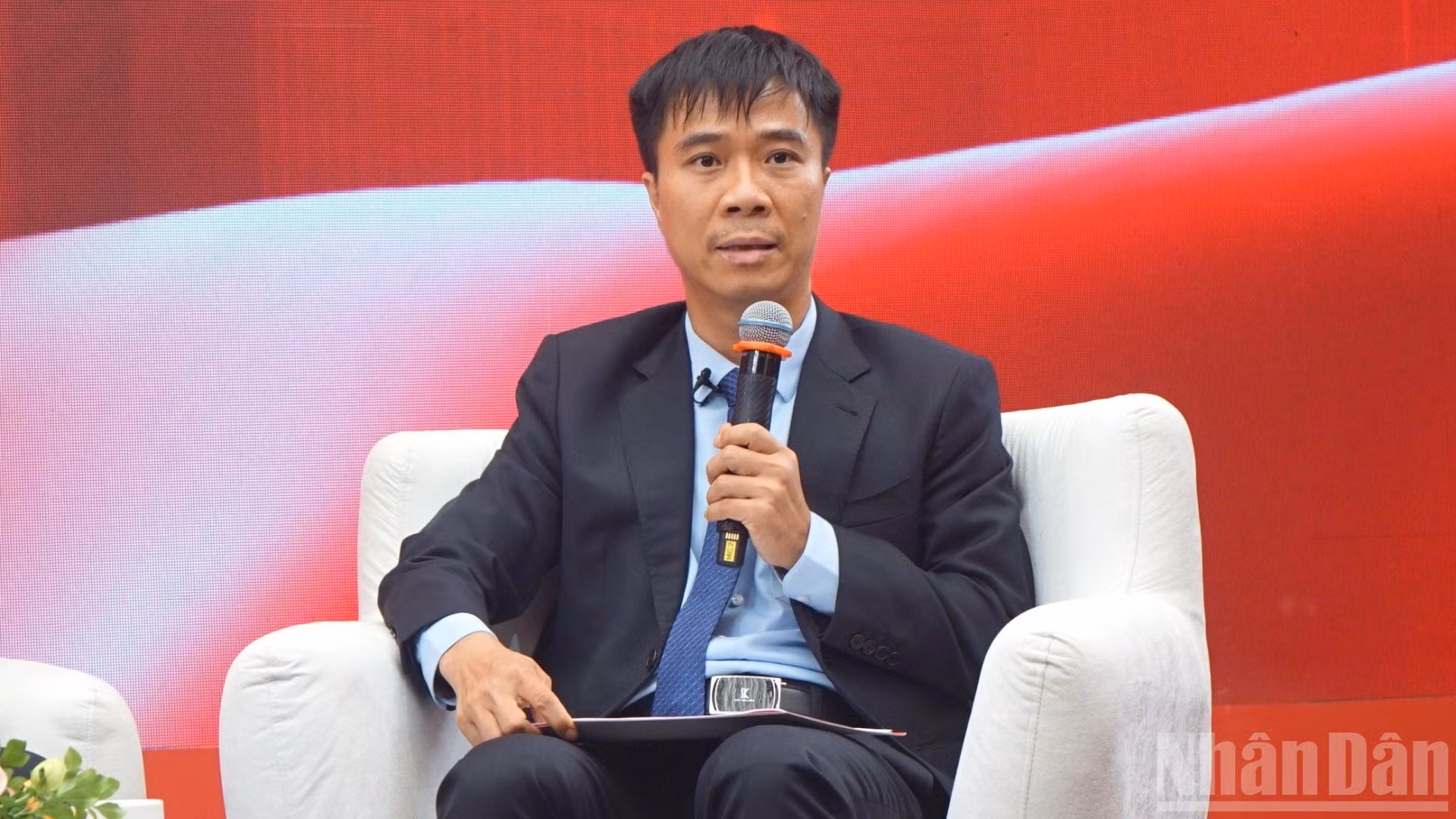 El director general adjunto del Grupo Viettel Nguyen Dat participa en el acto.