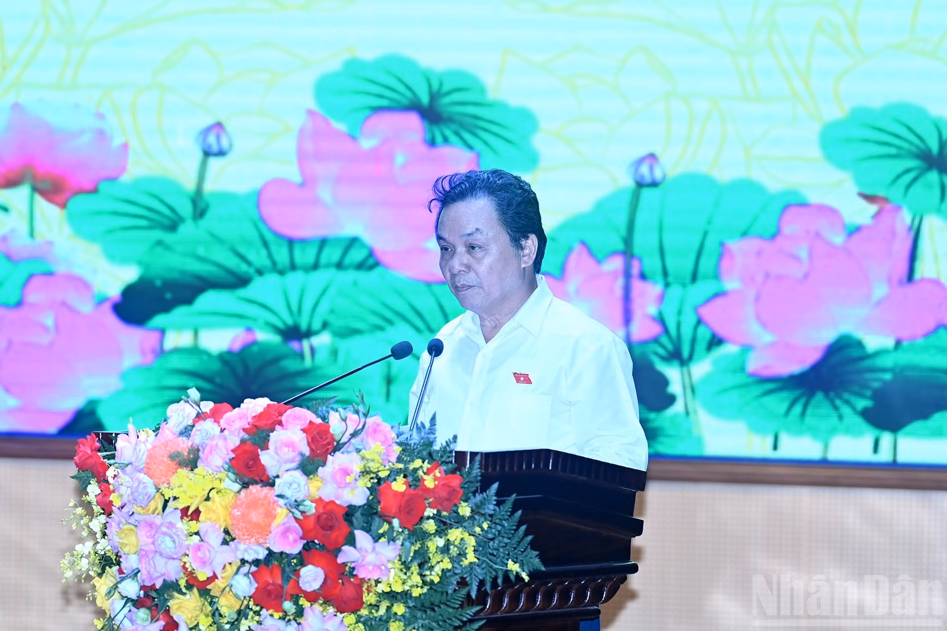 El diputado Hoang Van Cuong presenta un informe en la cita.