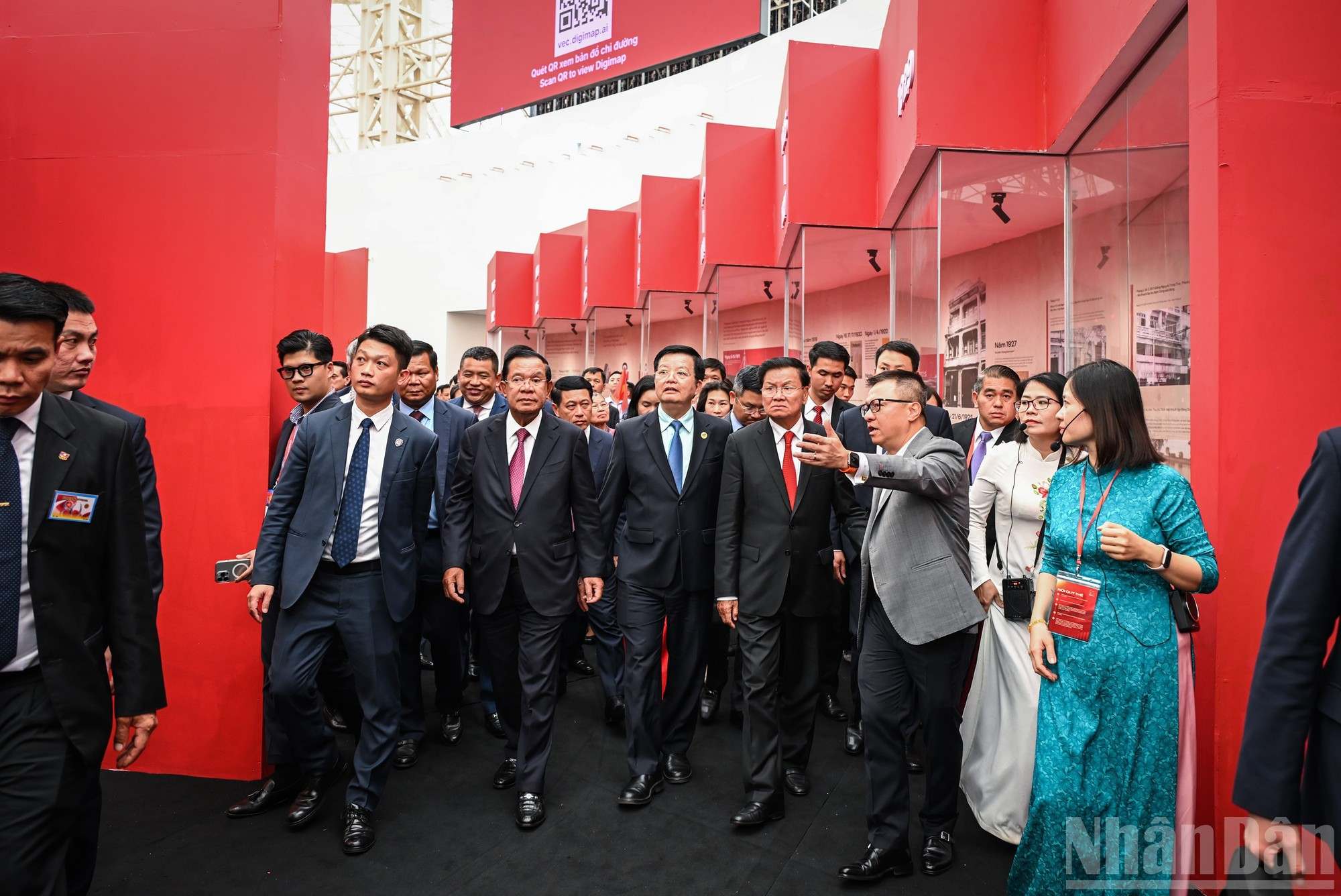 Los delegados visitan la exposición. Los delegados visitan la exposición.